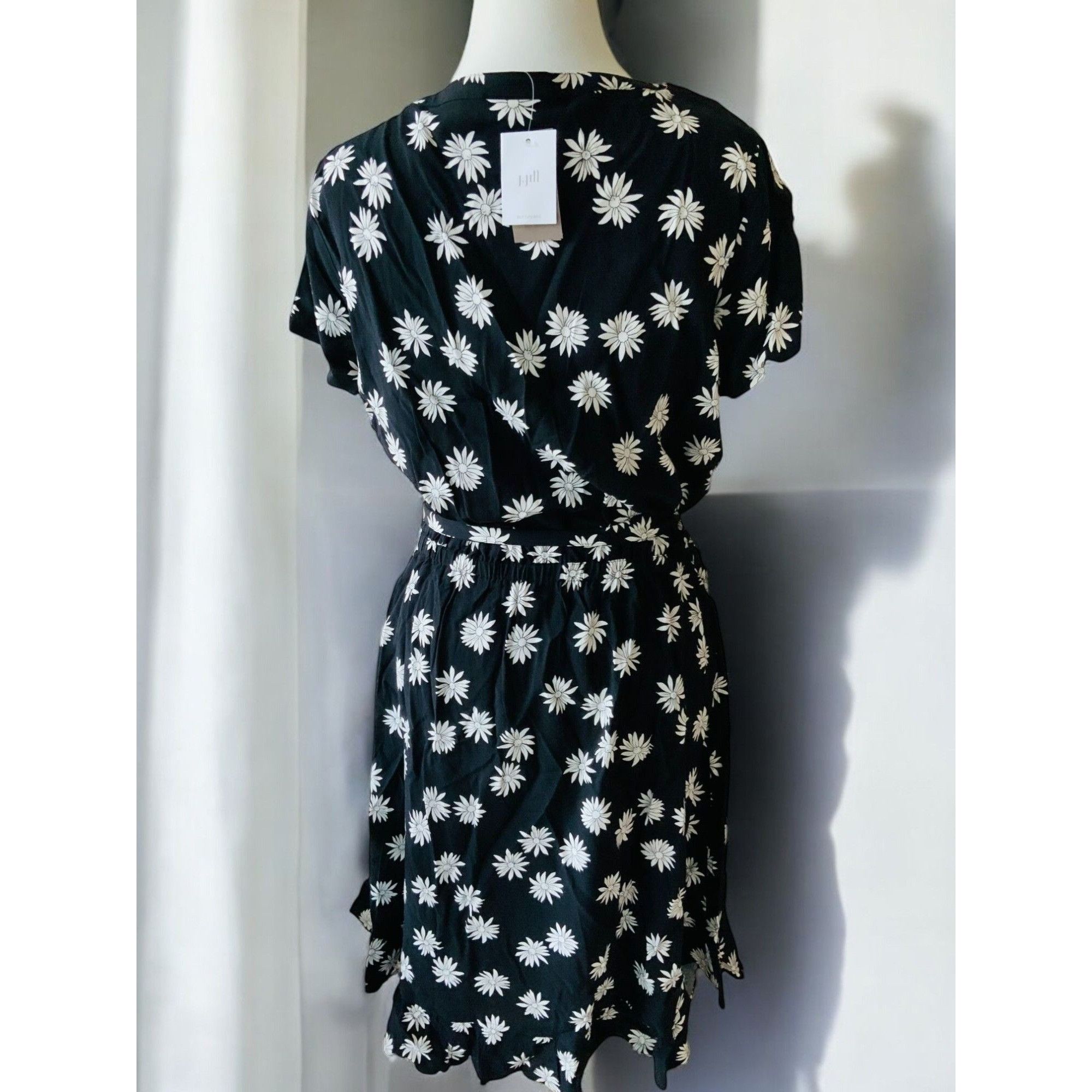 Designer J Jill Ladies Short Sleeve VNeck Black White Floral Belted M Size M / US 6-8 / IT 42-44 - 7 Thumbnail