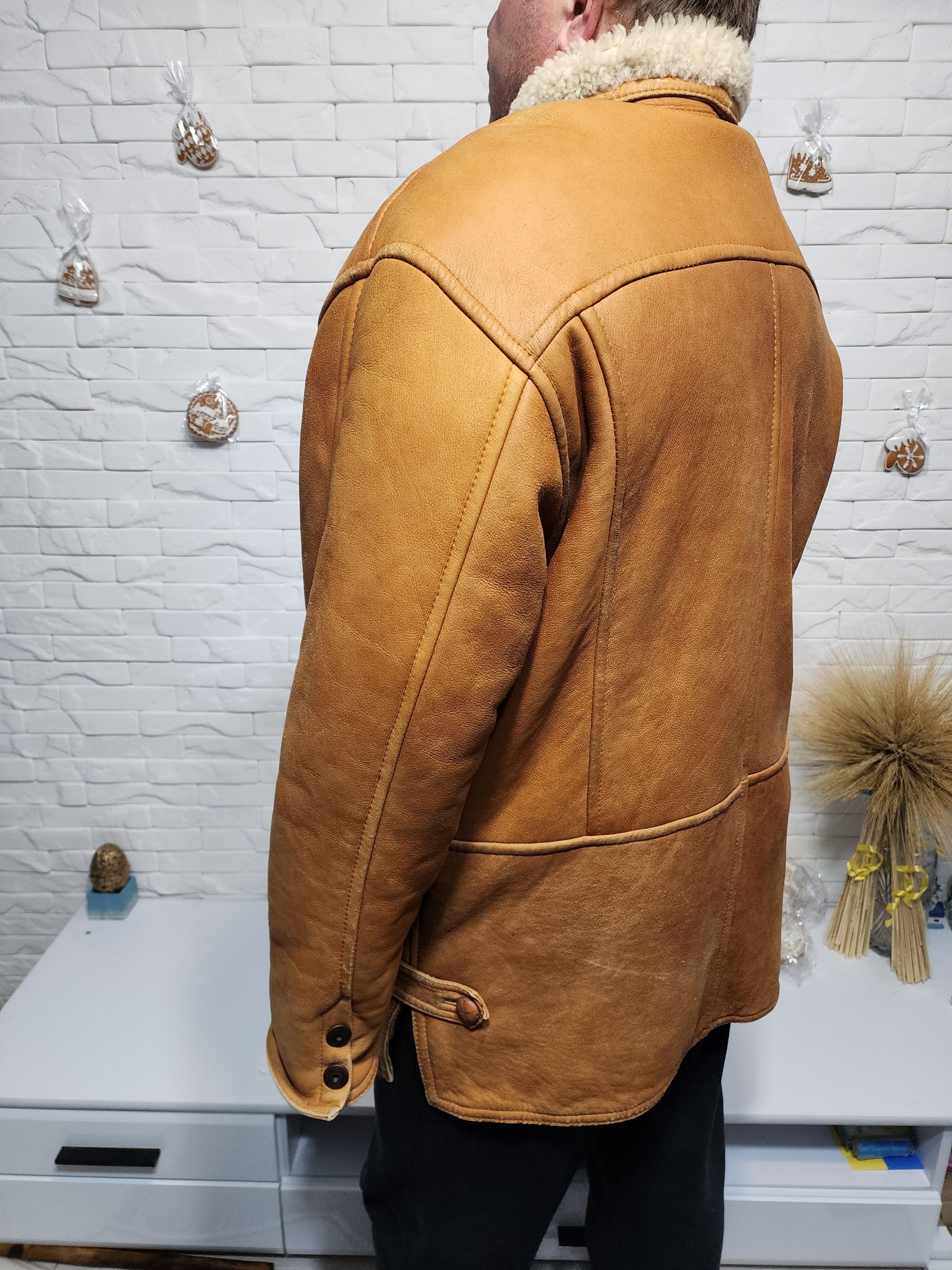 Uniqlo Men's Brown Sheepskin Coat: Genuine Fur, Button Front Size US XL / EU 56 / 4 - 5 Thumbnail