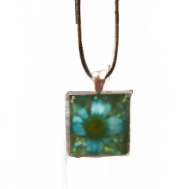 Designer Stunning Floral Resin Pendant Necklace Size ONE SIZE - 7 Thumbnail