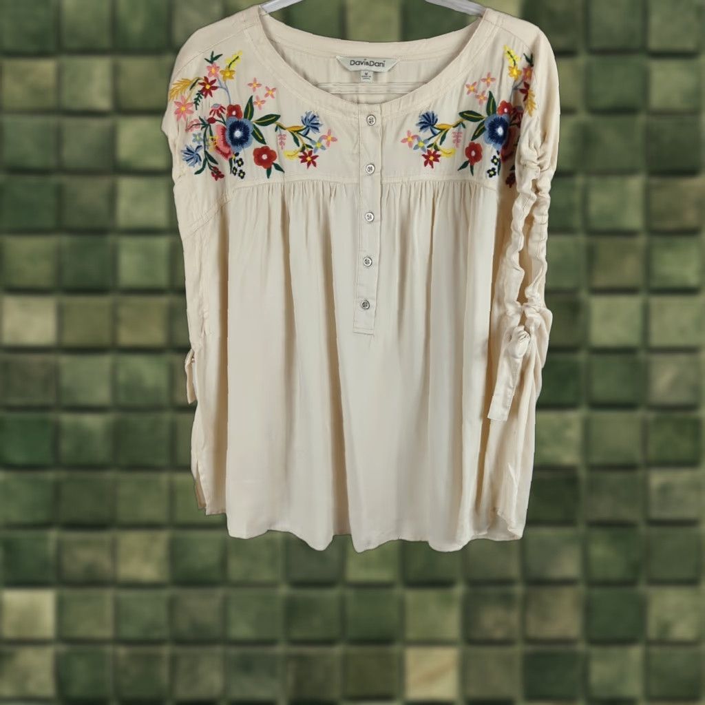 Vintage Davi & Dani Blouse Womens M Oversized Sleeveless Embroidered Floral Be Beige Bohemian Round Neck Button-Closure Rayon Shirt/Top Size M / US 6-8 / IT 42-44 - 1 Thumbnail