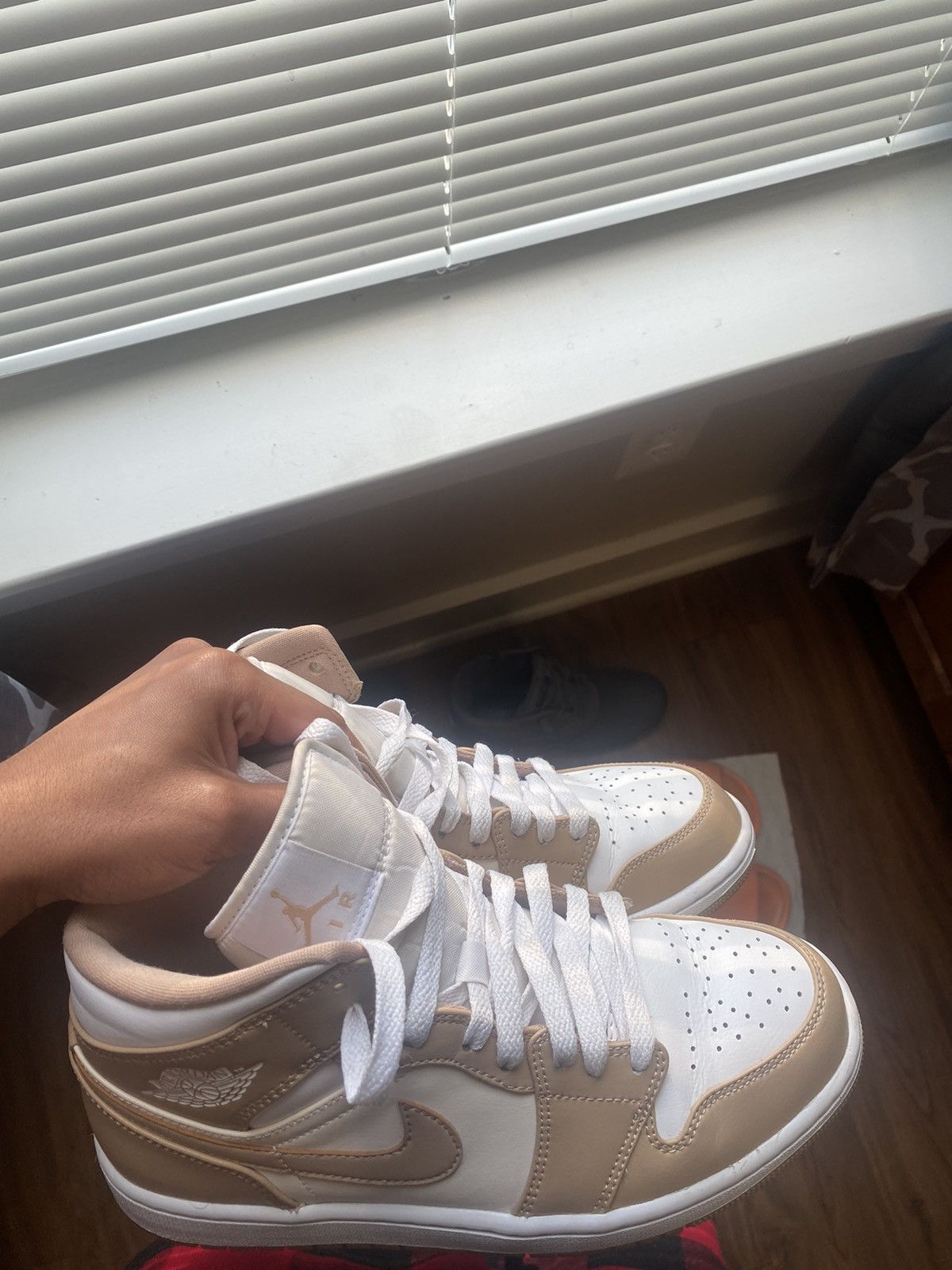 Jordan Brand Air Jordan 1s Mid Tan Gum Bottom Size US 8 / EU 41 - 12 Thumbnail