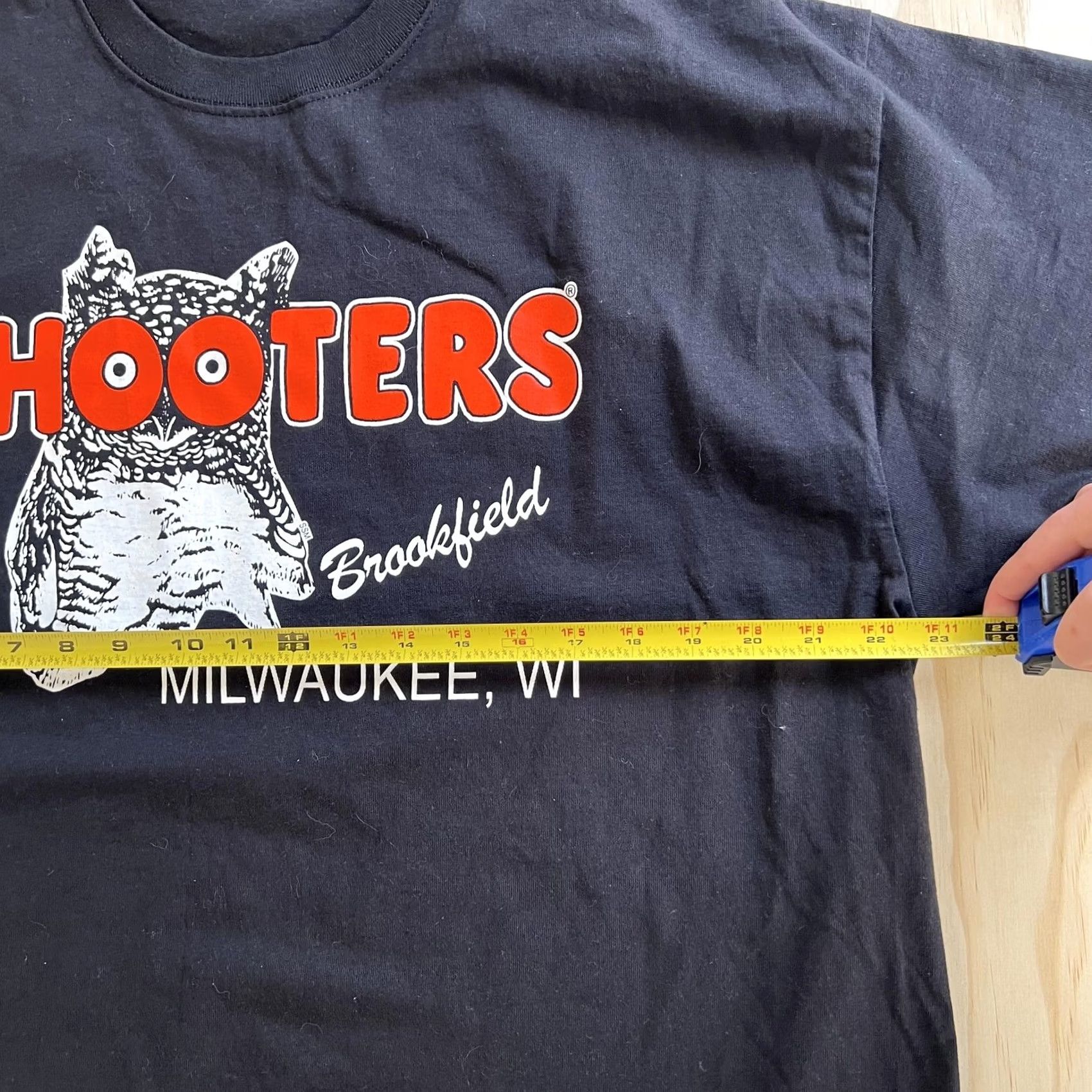 Delta Hooters Delta Shirt Mens XL Black Brookfield Milwaukee WI Graphic Tee T-Shirt Size US XL / EU 56 / 4 - 6 Thumbnail