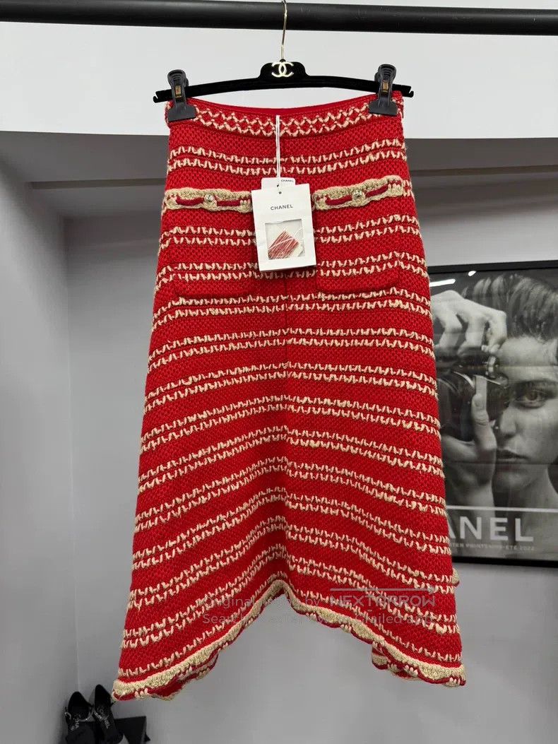 Chanel Chanel Red irregular knitted skirt Size 42" / US 20 - 4 Thumbnail