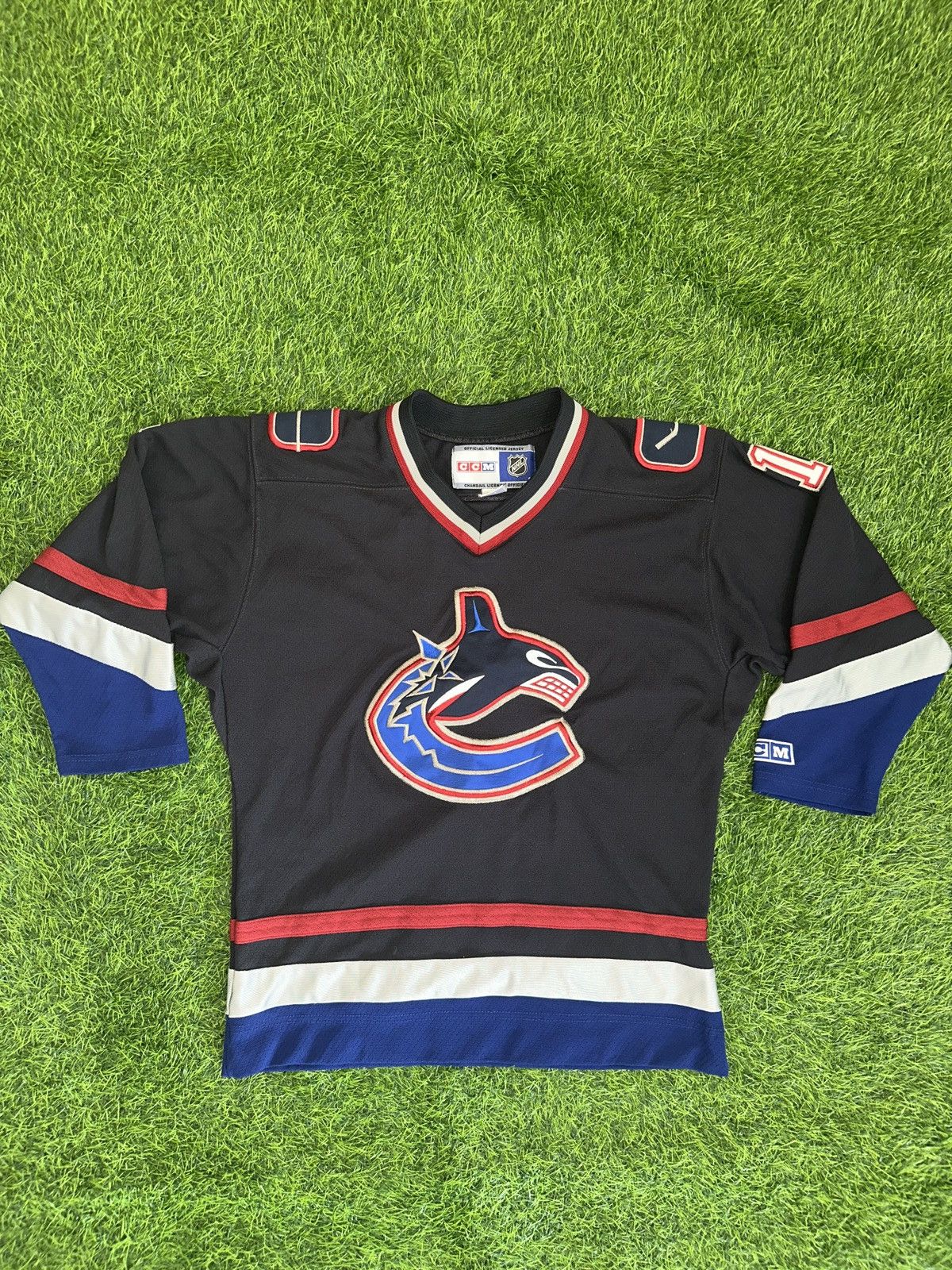 NHL Vtg nhl roberto luongo vancouver canucks jersey size YL/XL Size US XXS / EU 40 - 1 Thumbnail