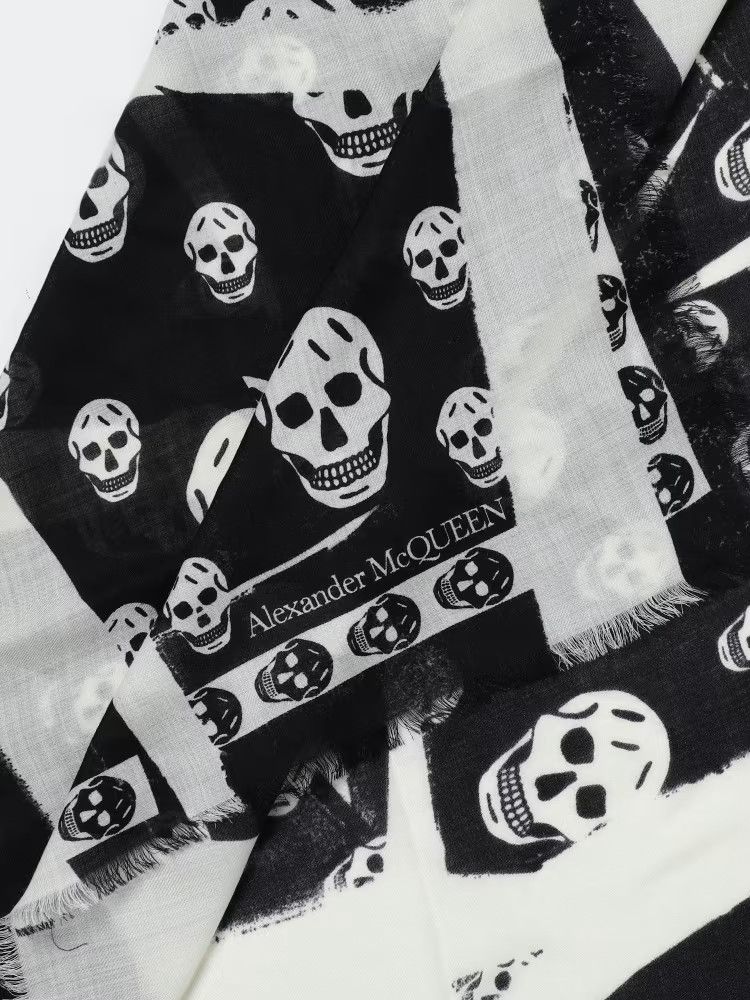Alexander McQueen o1s22i1n1024 Size: OS / Slashed Skull Scarf in Black Size ONE SIZE - 3 Thumbnail