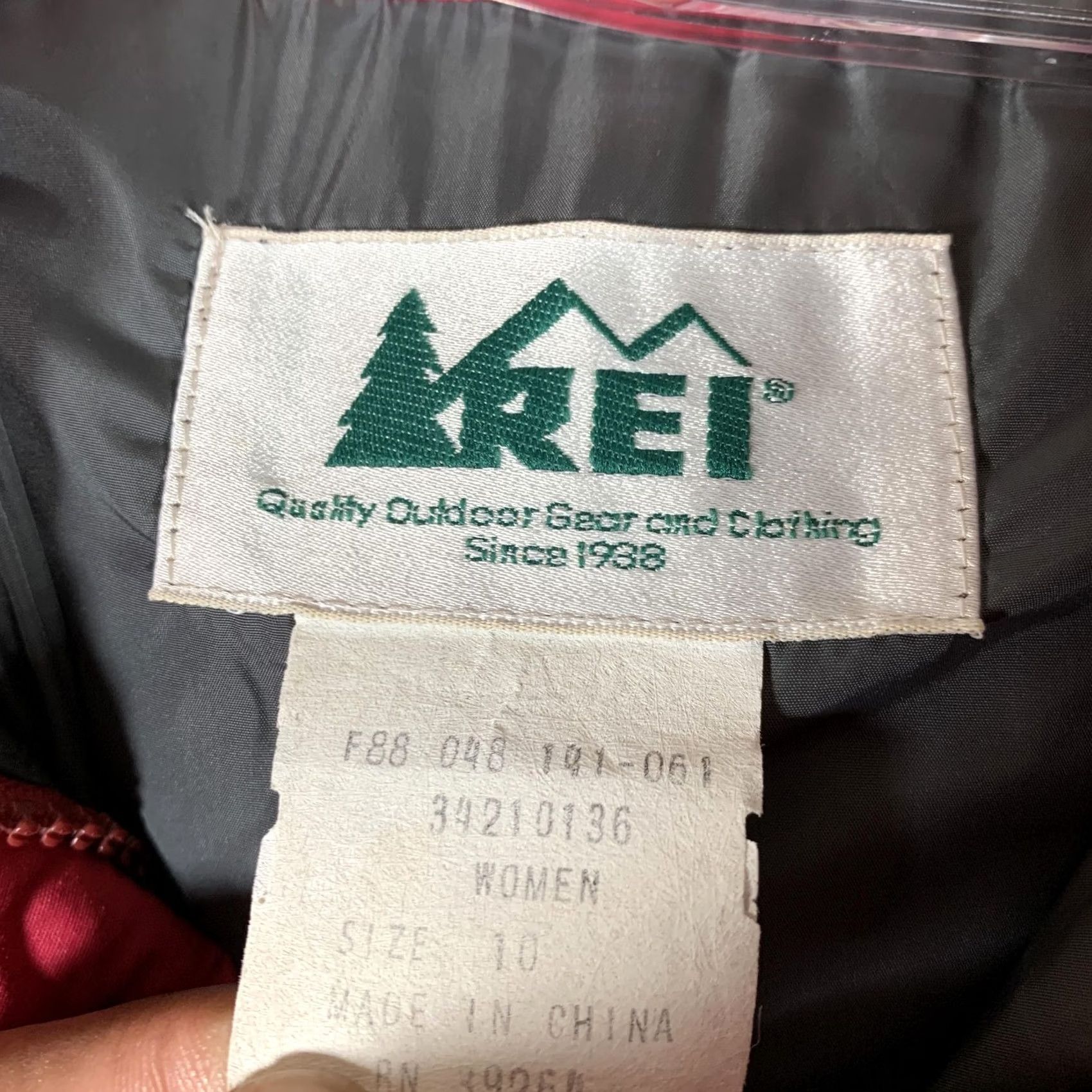 Vintage REI Puffer Vest Womens 10 Red Nylon Down Full Zip Collared Outdoor Vest Womens 10 Red Nylon Down Full Zip Collared Outdoor Vap? Size L / US 10 / IT 46 - 4 Thumbnail