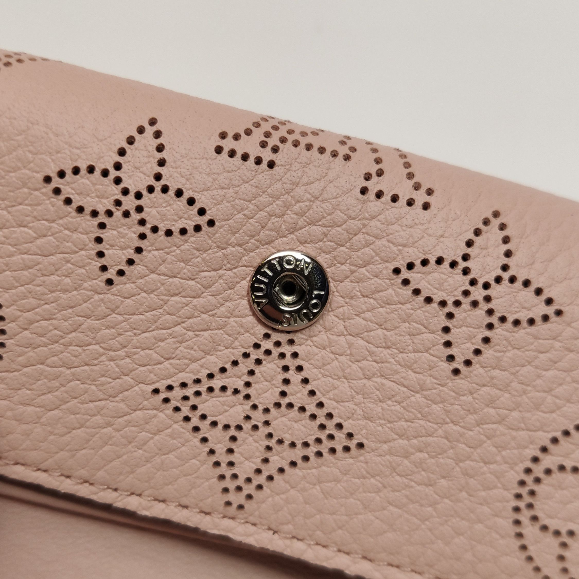 Louis Vuitton Louis Vuitton (LV) Mahina leather solid color hollow old fl Size ONE SIZE - 9 Thumbnail