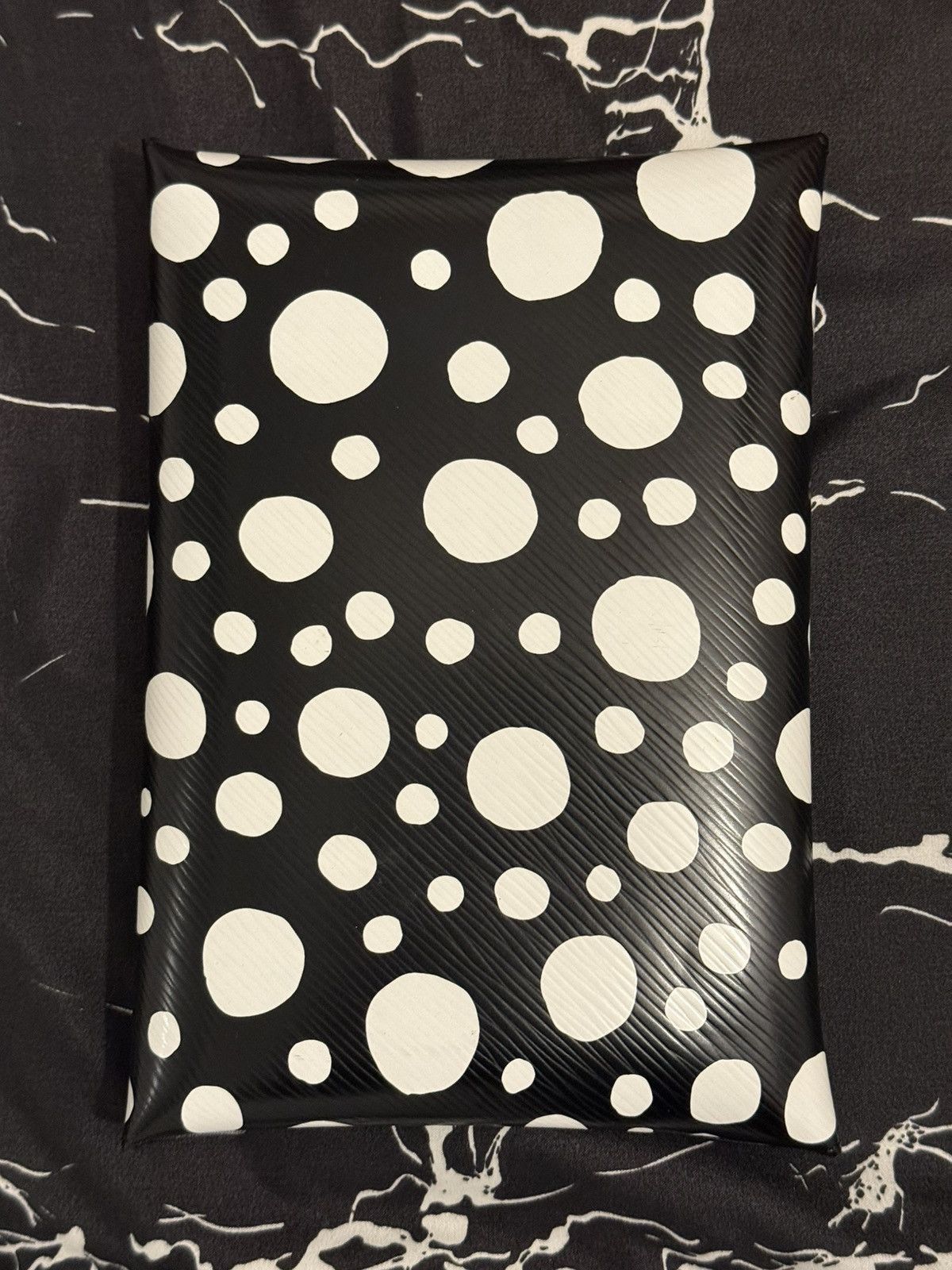 Louis Vuitton × Yayoi Kusama Kirigami Louis Vuitton Yayoi Kusama Dots Black Epi Size ONE SIZE - 4 Thumbnail