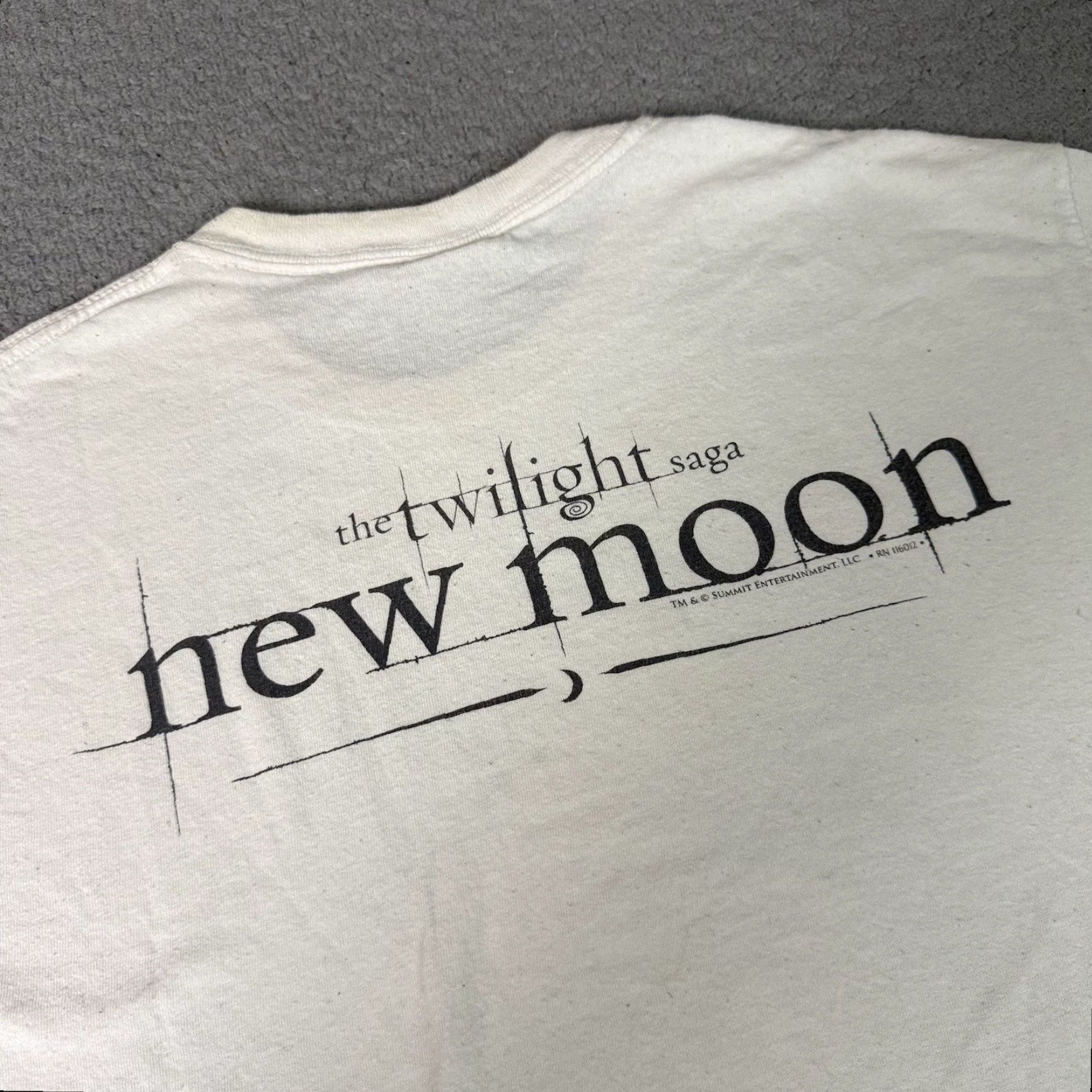 Gildan VINTAGE Twilight Shirt Mens M White New Moon Jacob Shirtless Movie Promo Distressed Shirt T-Shirt Graphic Print Crew Neck Cotton Knit Gildan Size US M / EU 48-50 / 2 - 6 Thumbnail