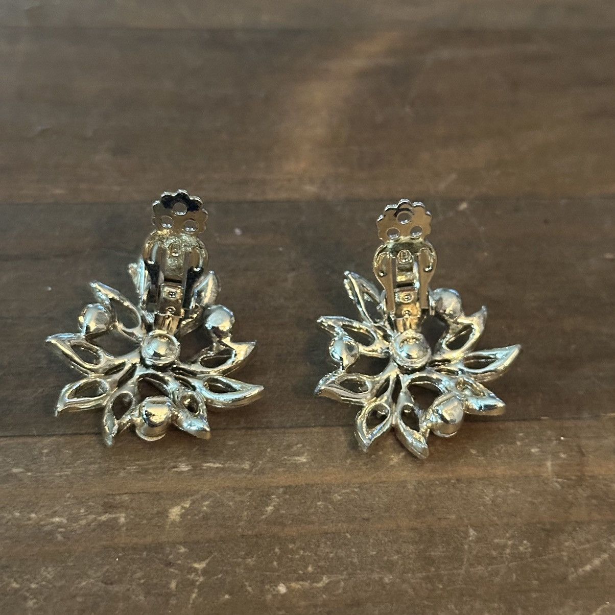 Vintage Vintage Aurora Borealis rhinestone clip on flower earrings Size ONE SIZE - 3 Thumbnail