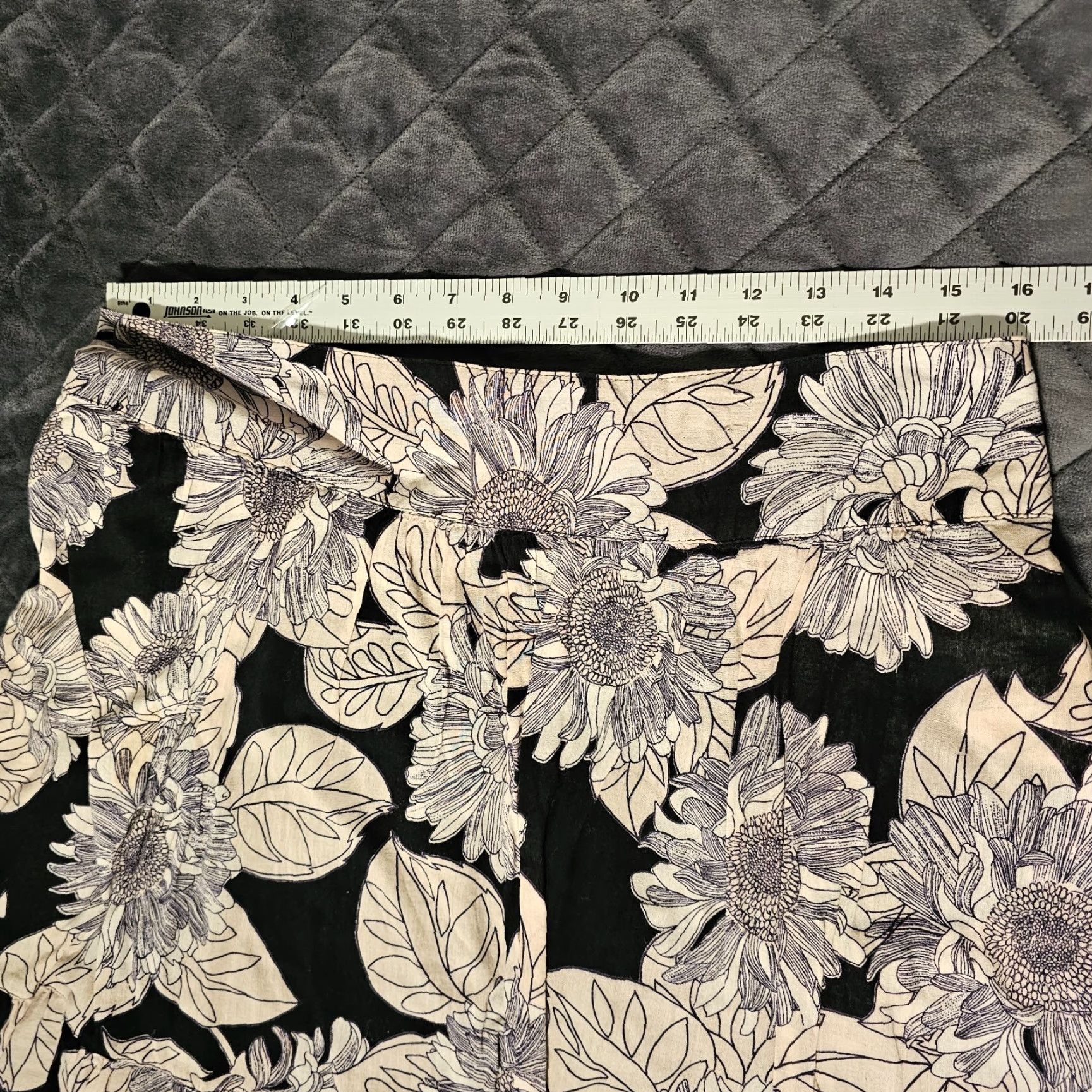 H&M H&M Women's Skirt 10 Black White Floral Short Zipper Casual Size 32" / US 10 / IT 46 - 4 Thumbnail