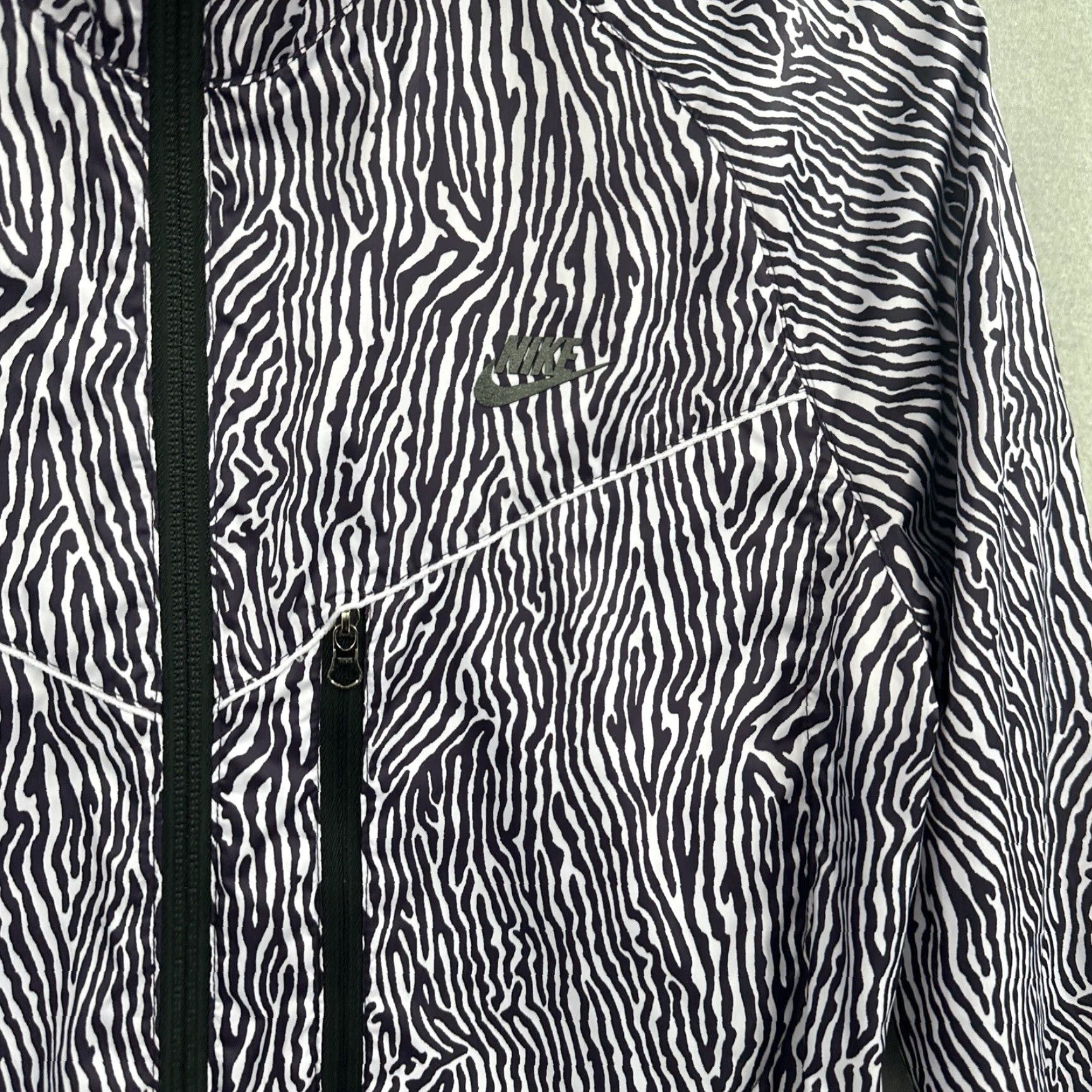 Nike Nike Windrunner Jacket Womens S Black Windbreaker, Windrunner, Hooded, Zip, Pockets, Lightweight, Running, Fall/Spring/Winter, Womens Size S / US 4 / IT 40 - 5 Thumbnail