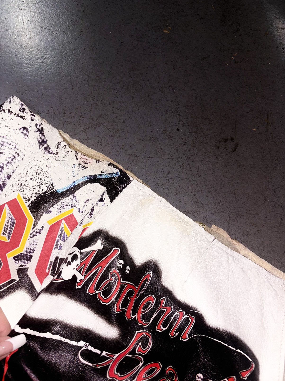 Dolce & Gabbana Dolce & Gabbana 2001 ‘ACDC- KISS’ Vintage White Skirt (S/M) Size 27" / US 4 / IT 40 - 9 Thumbnail
