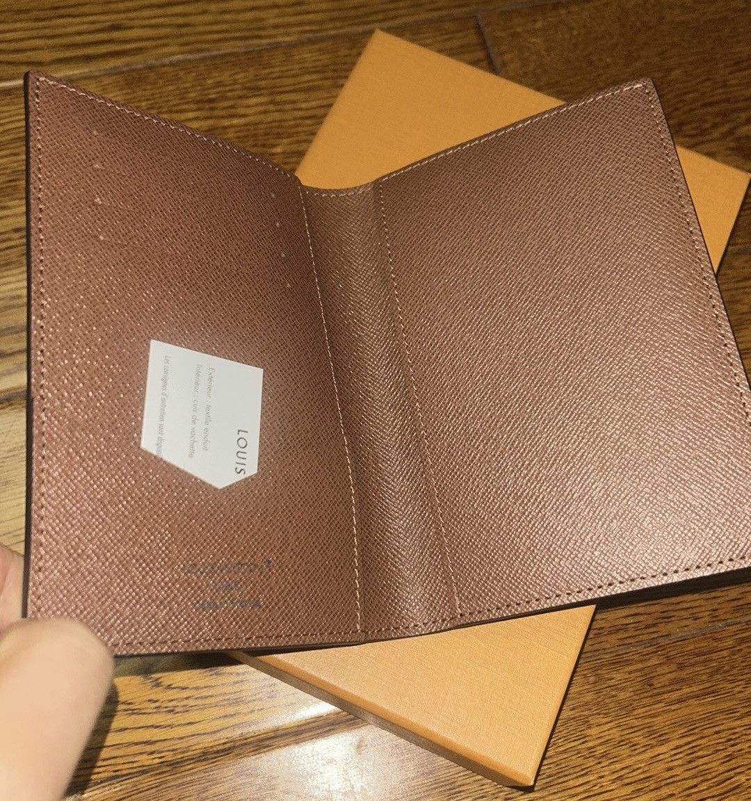 Louis Vuitton Louis Vuitton Monogram Passport Cover Size ONE SIZE - 2 Thumbnail