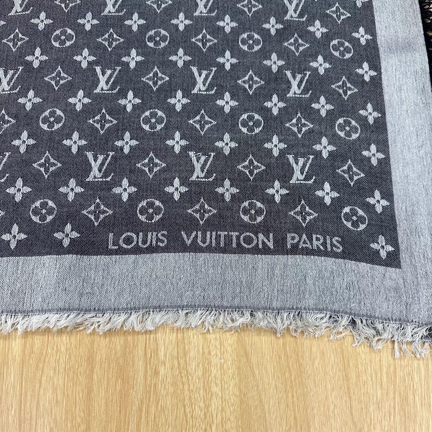 Louis Vuitton LOUIS VUITTON Monogram Denim Silk Scarf 145x145cm Size ONE SIZE - 5 Thumbnail