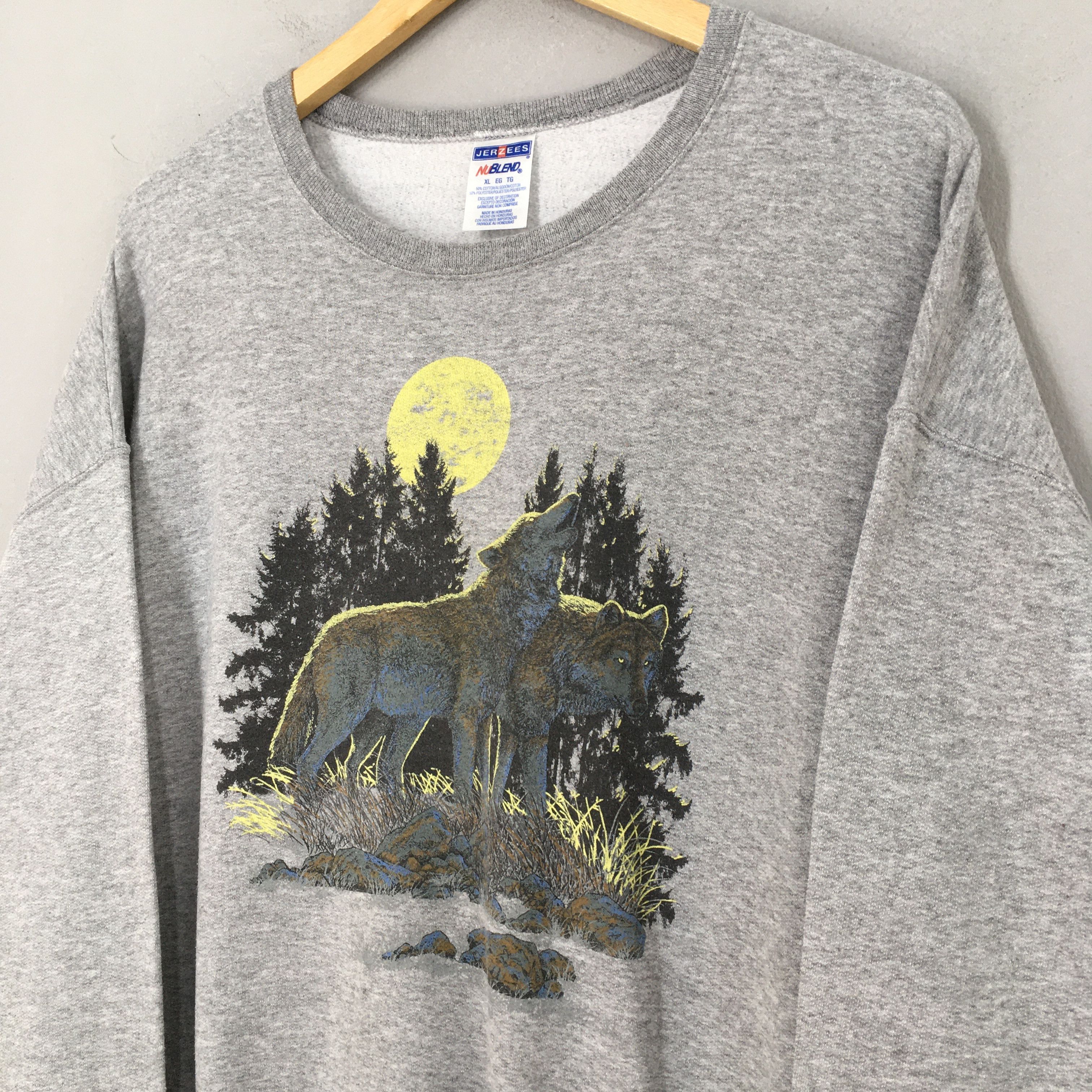 Vintage Y2K Lone Wolf Wildlife Gray Sweatshirt XLarge Menswear