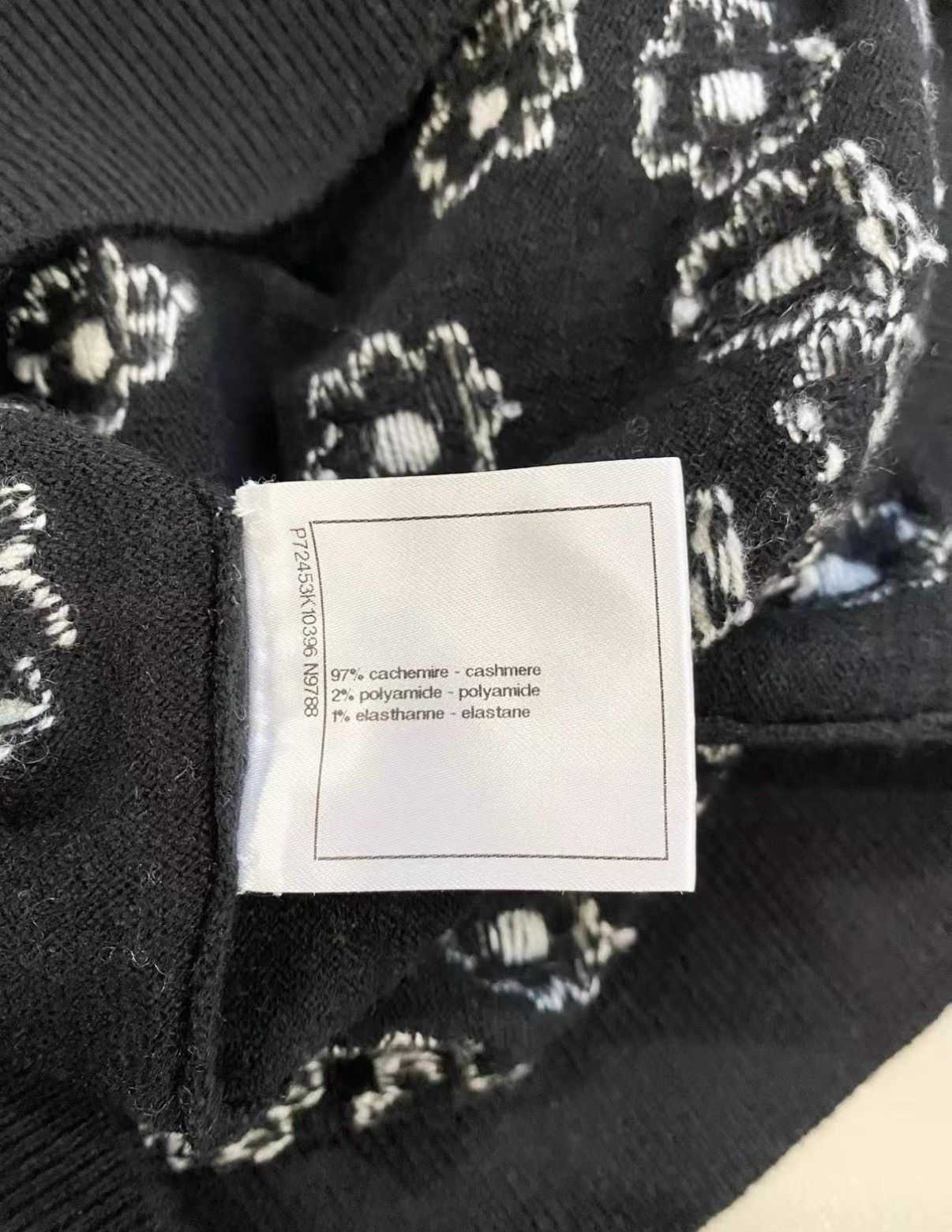 Chanel Chanel Classic Black & White Daisy Cashmere Sweater J33 Size XS / US 0-2 / IT 36-38 - 5 Thumbnail