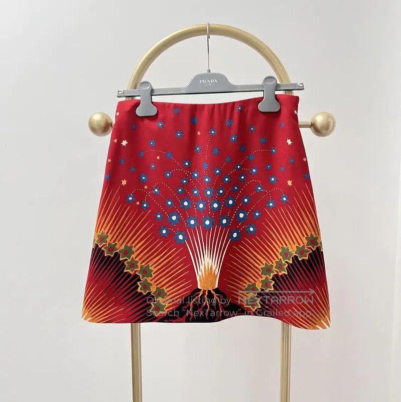Valentino Valentino Red Wool Blend A-Line Skirt . Size 27" / US 4 / IT 40 - 1 Thumbnail