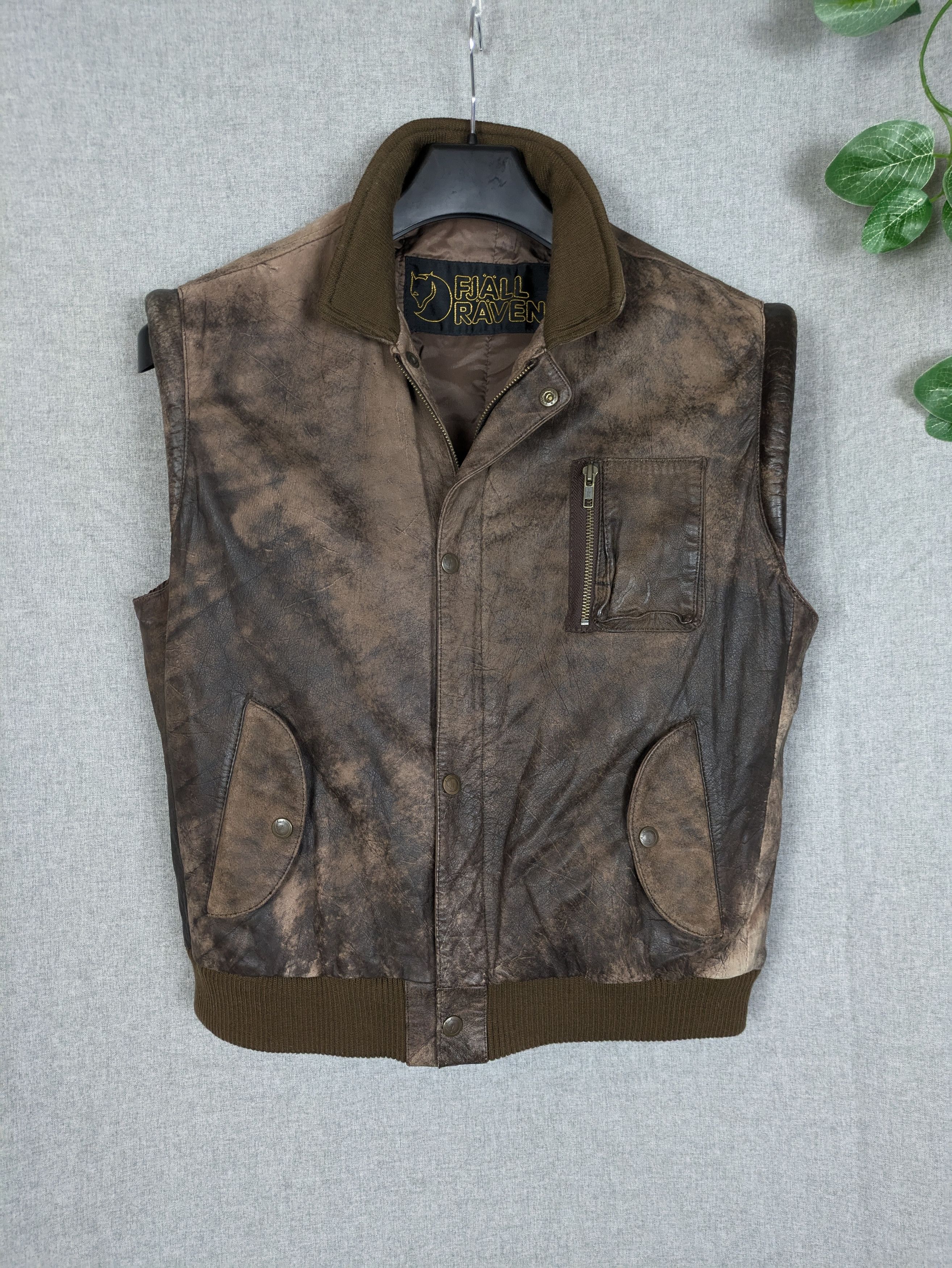 Fjallraven Fjällräven XL Men Leather Vest 90s Vintage Jacket fjallraven Size US XL / EU 56 / 4 - 1 Thumbnail