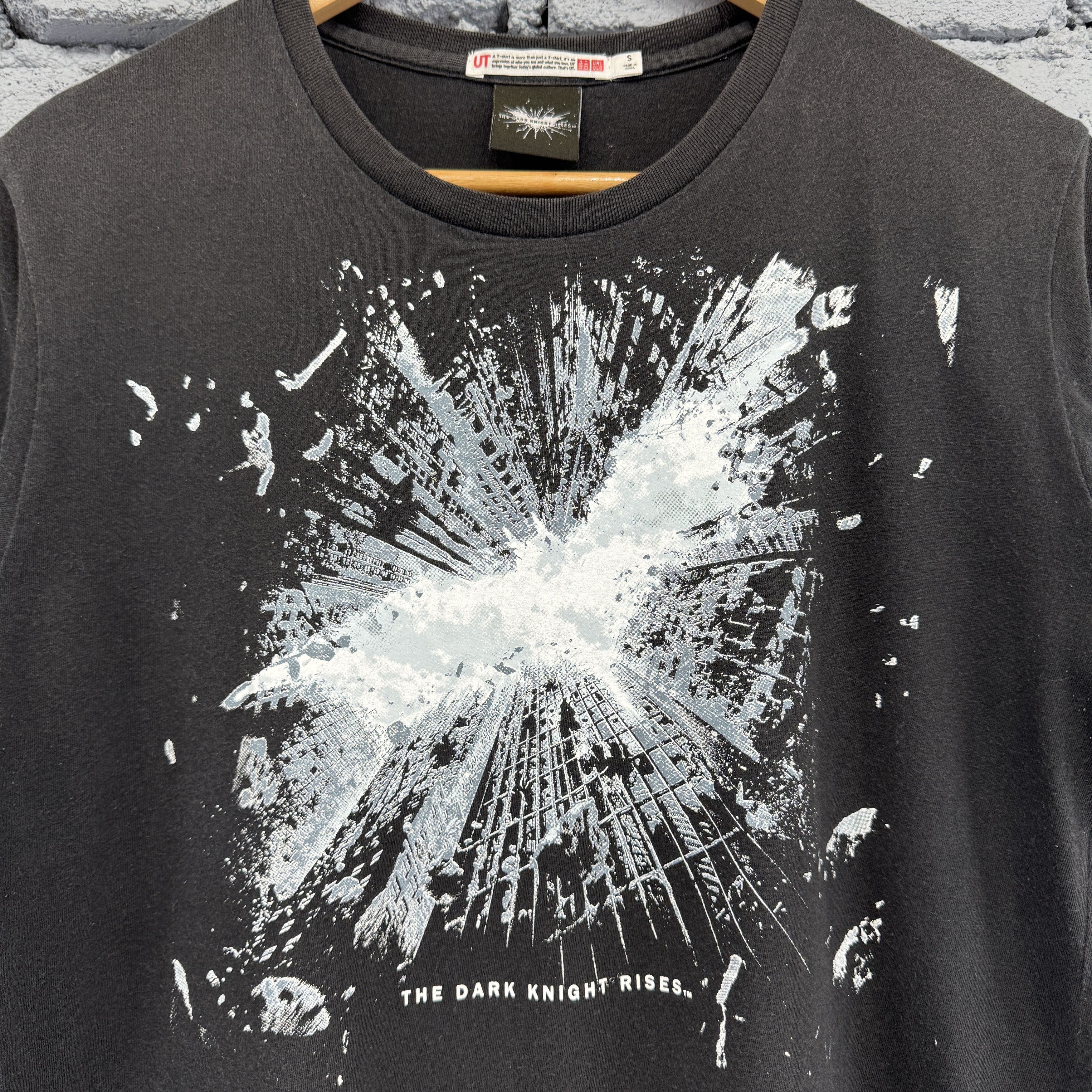 Uniqlo Uniqlo X Batman The Dark Knight Rises Movie Promo Tshirt Size US S / EU 44-46 / 1 - 3 Thumbnail