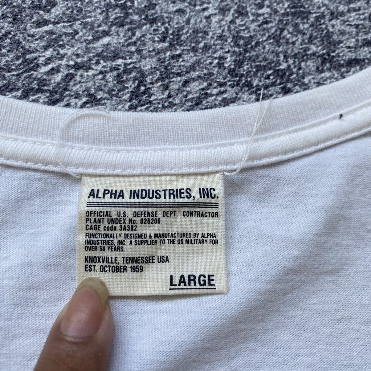 Alpha Industries × Avirex × Buzz Rickson's Alpha Industries Pocket Logo Vneck Tshirt Size US L / EU 52-54 / 3 - 6 Thumbnail