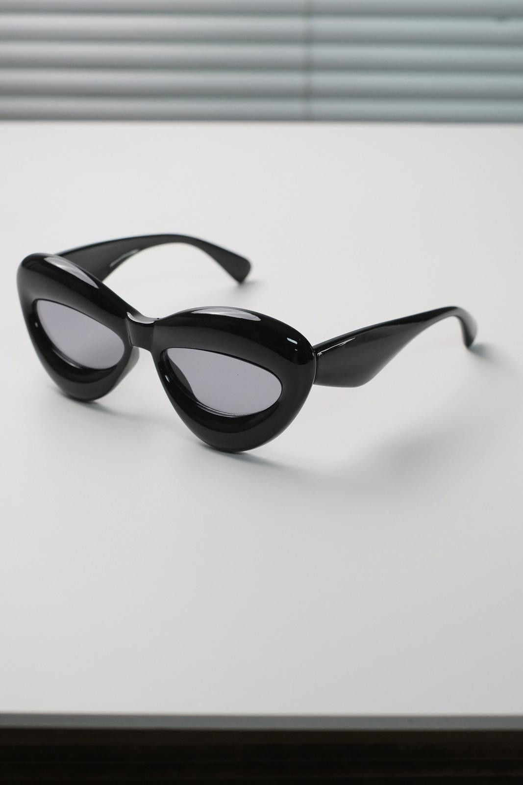 Other Y2k Vtg Futuristic Cat Eye Black Bold Sunglasses Unisex OS Size ONE SIZE - 1 Thumbnail