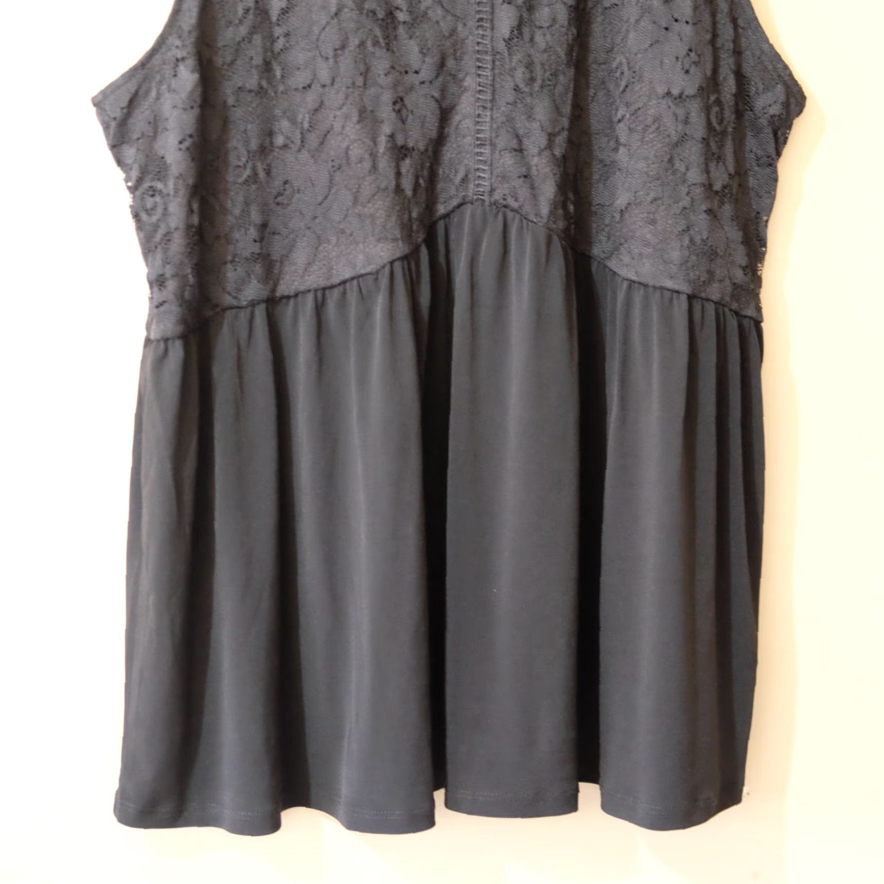Torrid Torrid Black Lace Top Sleeveless Tunic Women's Size 1 Shirt Blouse Lace Nylon/Spandex Spring Summer VINTAGE? No (omit) Size XS / US 0-2 / IT 36-38 - 3 Thumbnail