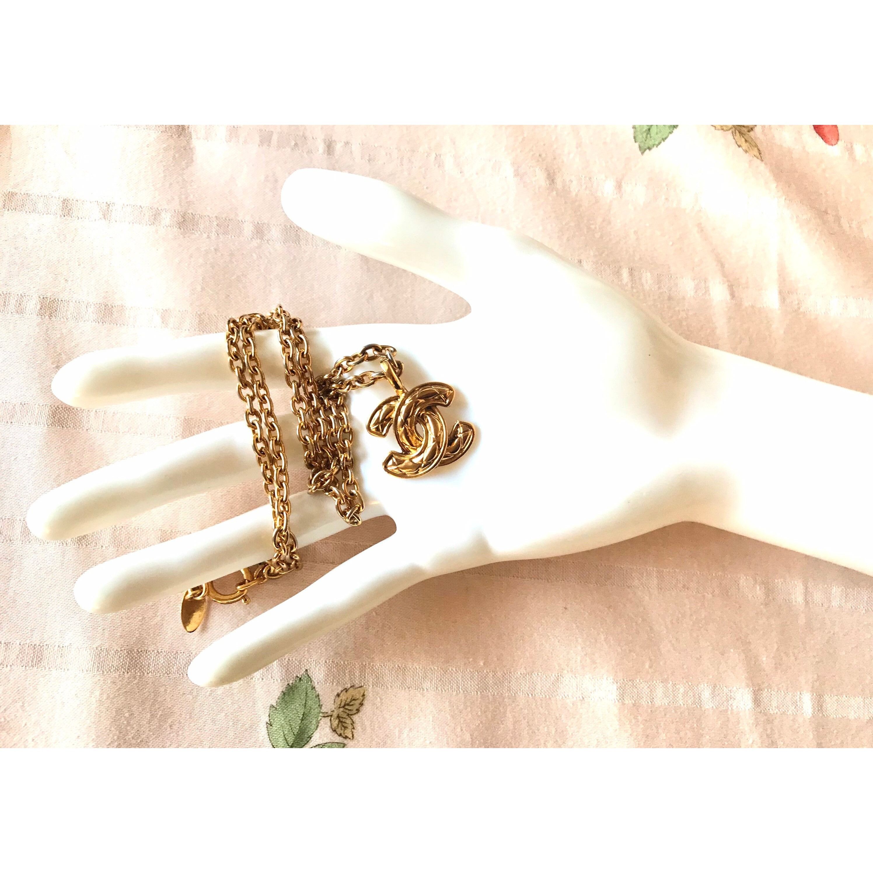 Vintage CHANEL classic chain necklace with mini matelasse CC