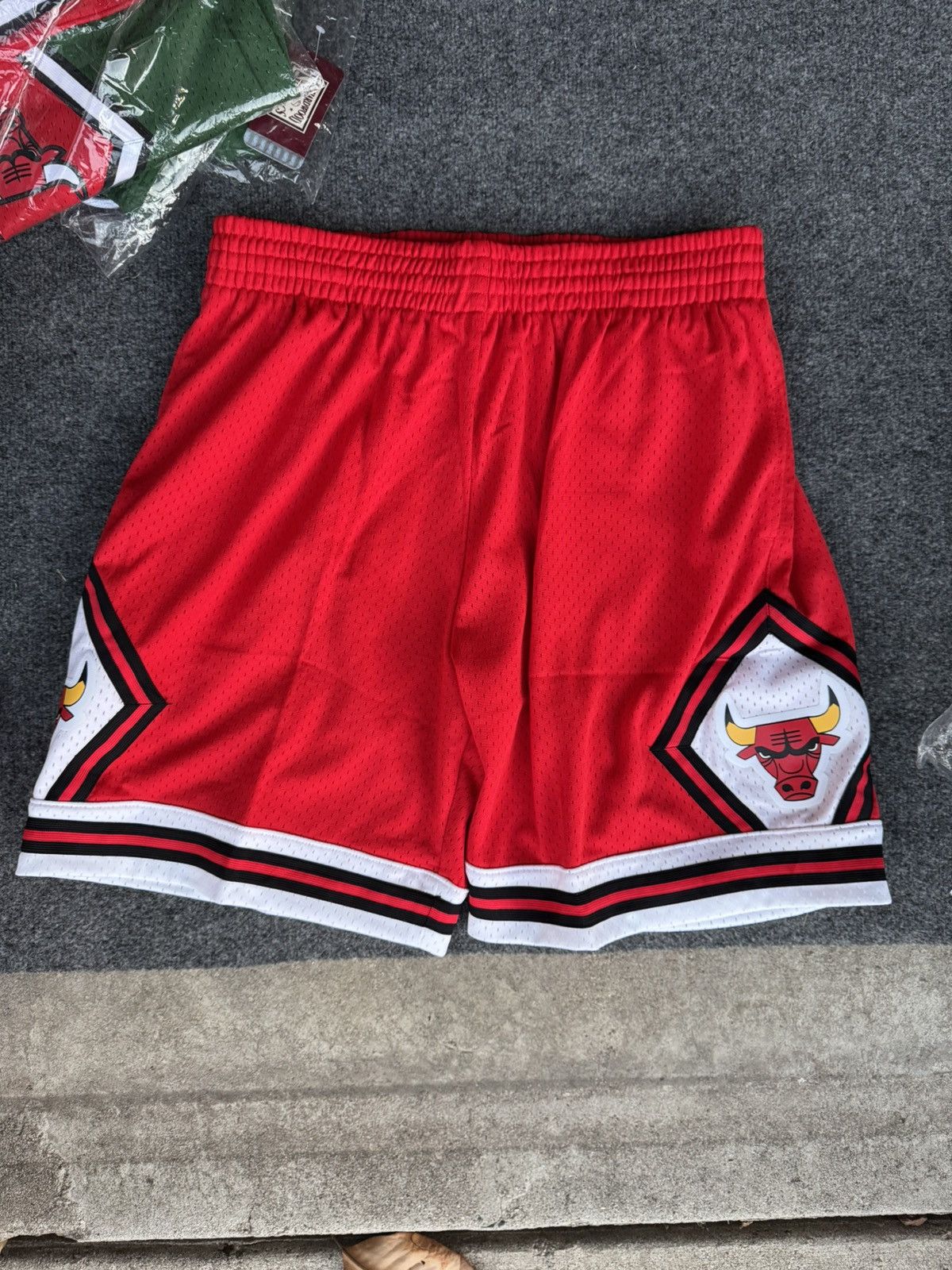 Mitchell & Ness MITCHELL & NESS CHICAGO BULLS SHORTS Size US 32 / EU 48 - 1 Preview