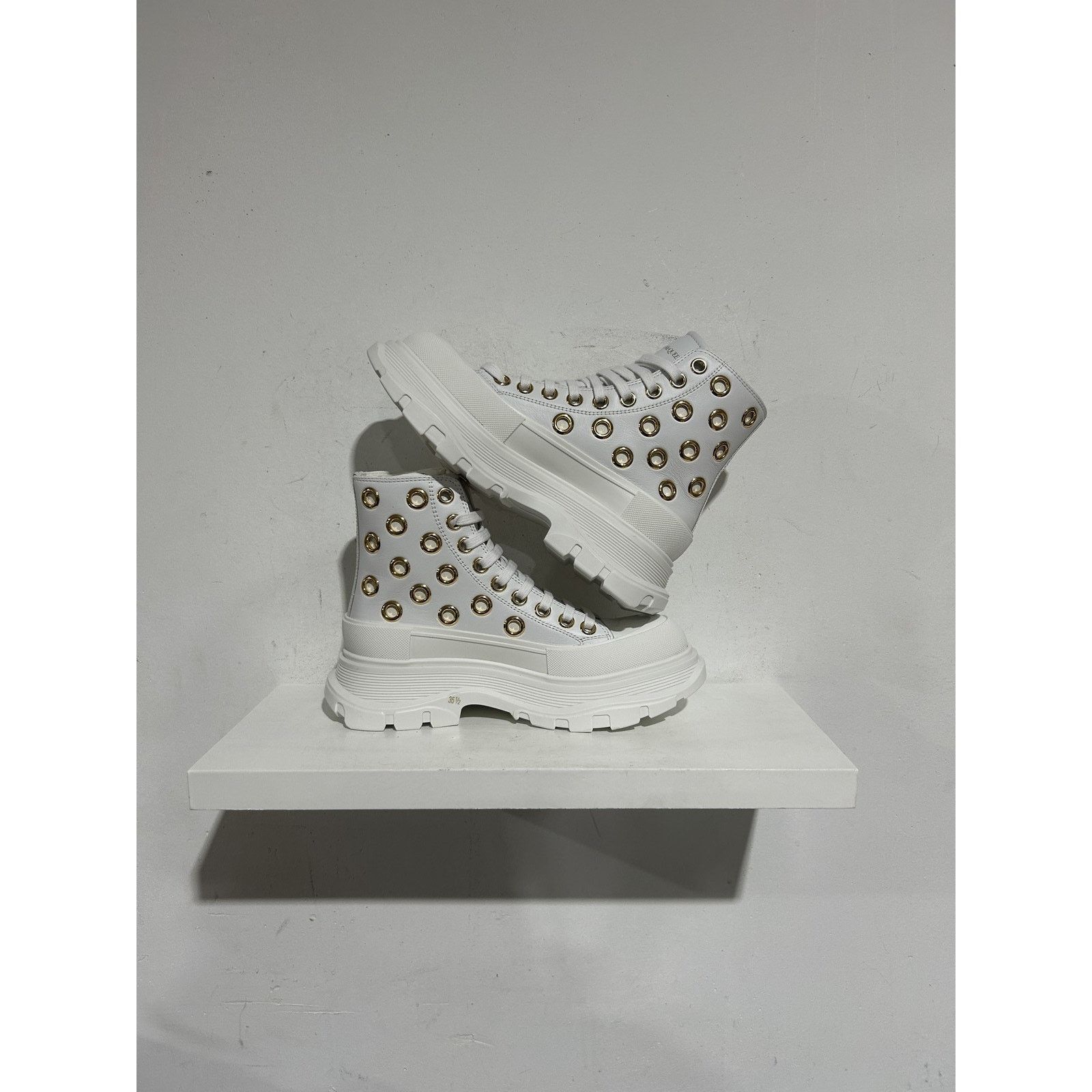 Alexander McQueen ALEXANDER MCQUEEN WHITE CALF LEATHER GOLD GROMMETS SIZE 35.5 Size US 5 / EU 37 - 2 Thumbnail