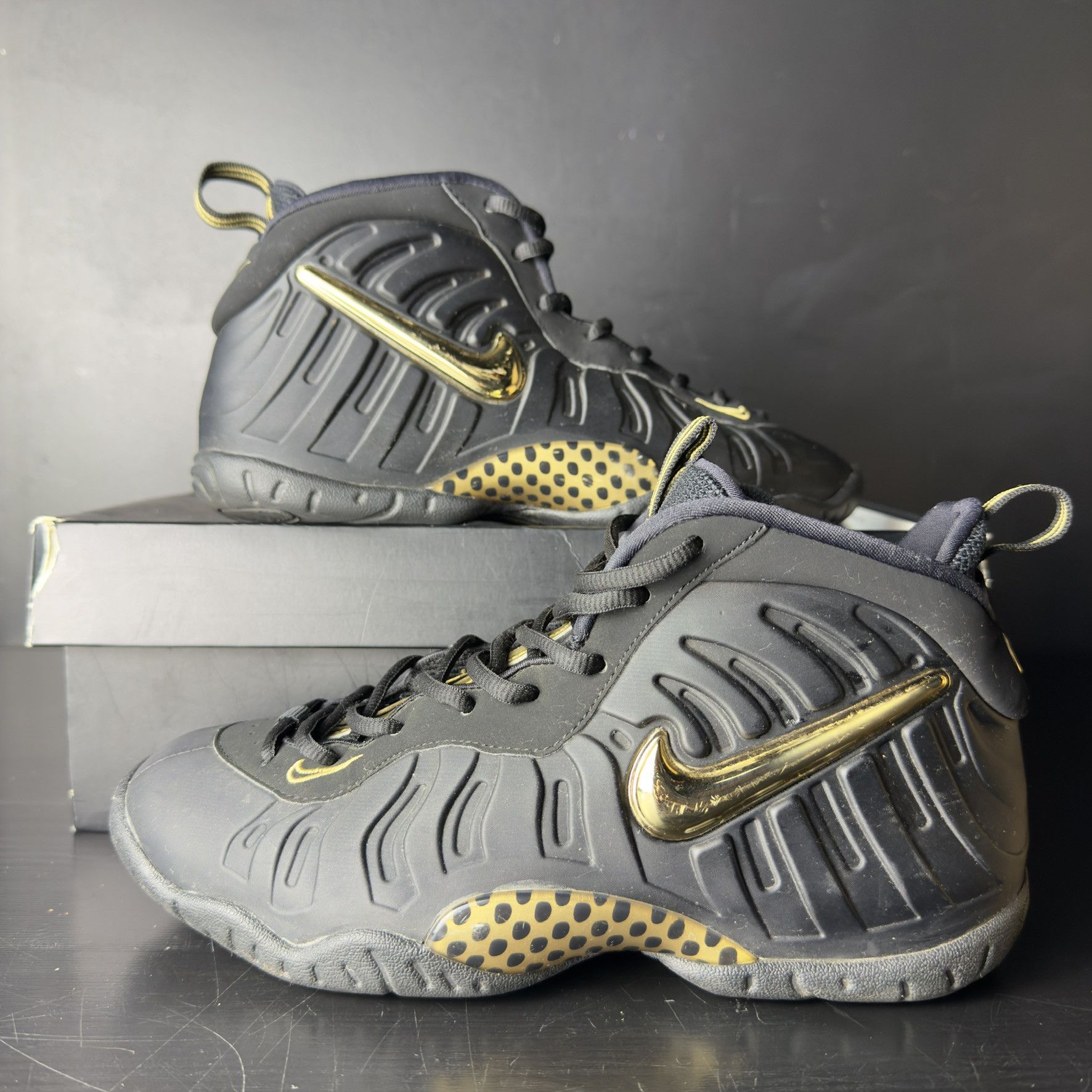 Nike Nike Air Foamposite Pro "Black Metallic Gold" (GS) **PRE-OWNED** - Size 7Y (US) Size US 7 / EU 40 - 2 Thumbnail