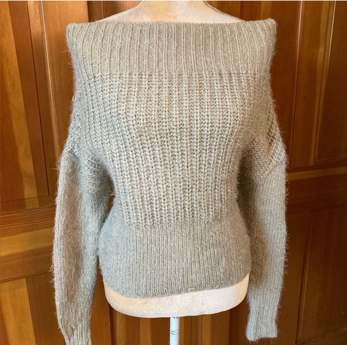 Designer × Other NWOT, Active USA Women’s Grey Off Shoulder Sweater. Size S / US 4 / IT 40 - 5 Thumbnail