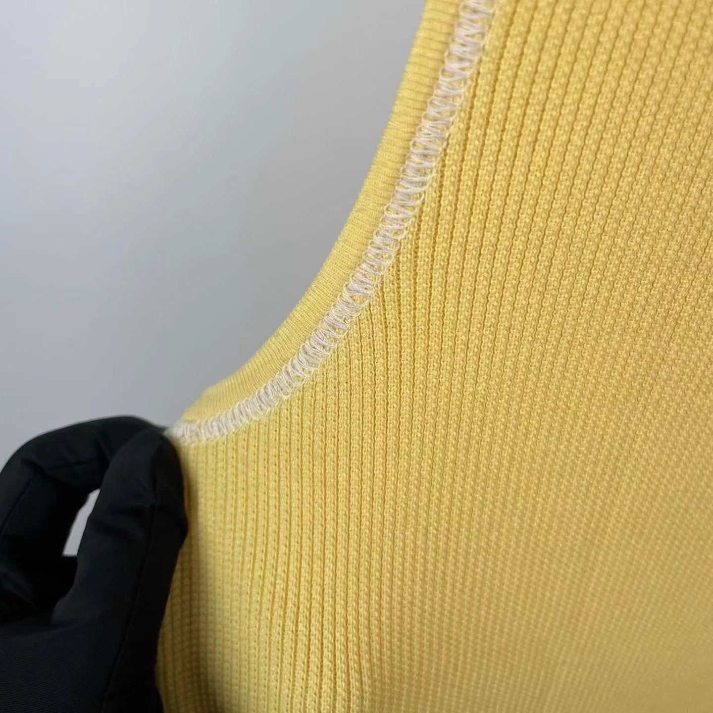 Chanel WOMEN'S CHANEL yellow knit long sleeveless top 42 Size M / US 6-8 / IT 42-44 - 3 Thumbnail