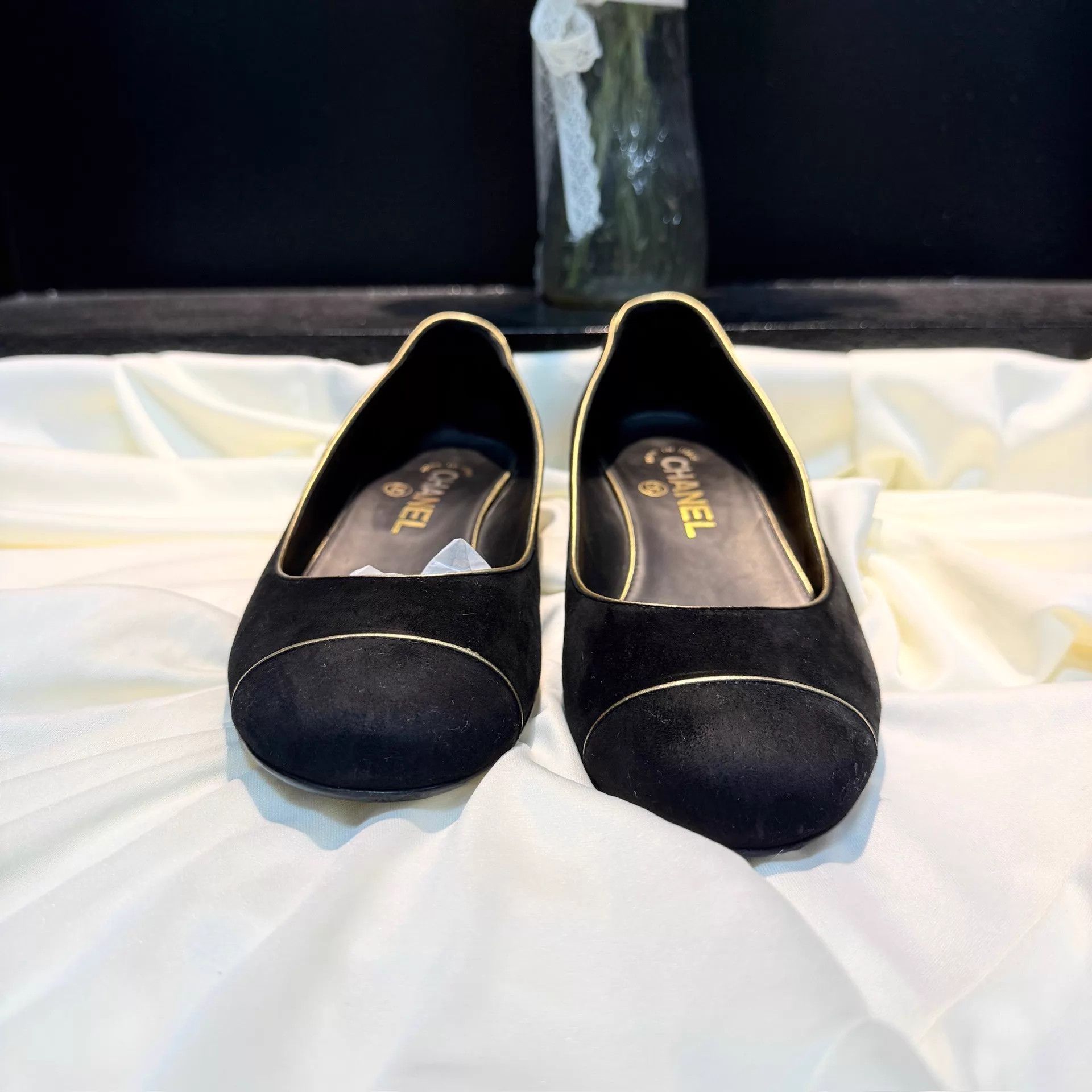 Chanel CHANEL Women's Black Gold CC Low Heel Pumps 37 95% Size US 6.5 / IT 36.5 - 2 Thumbnail