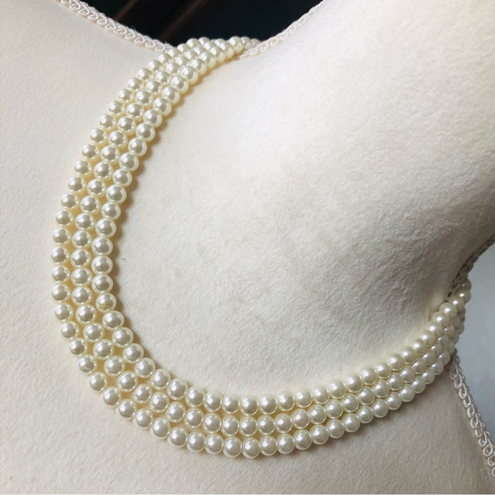 Vintage Vintage Feinberg triple strand white glass pearl necklace Size ONE SIZE - 3 Thumbnail