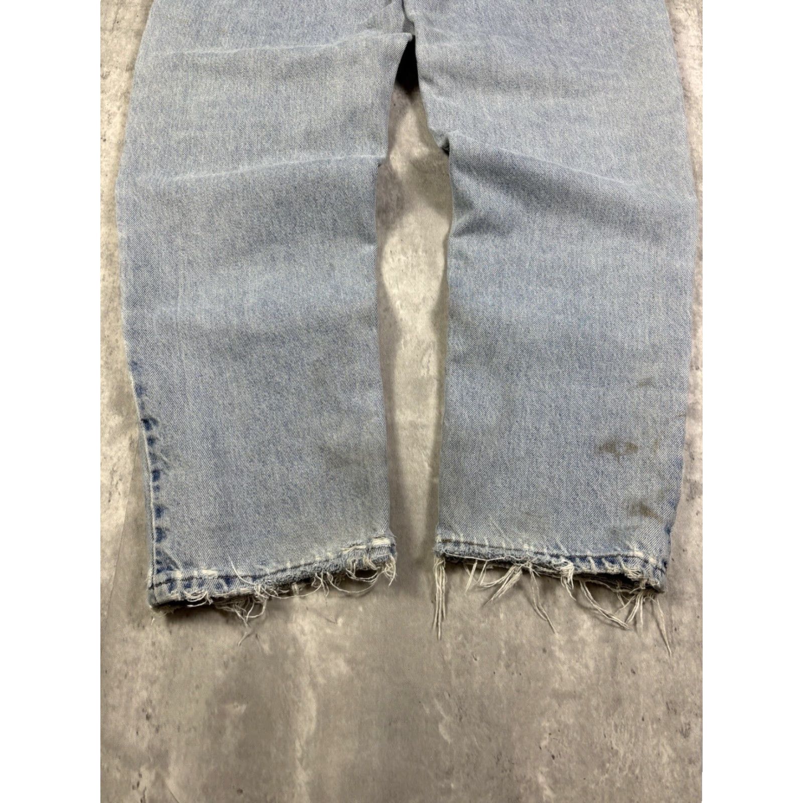 Tommy Hilfiger Vintage Tommy Hilfiger Jeans Distressed Baggy Fit Light Wash 32x32 Men Jeans blue 90s Relaxed Denim Cotton Logo Zipper Button 32in inseam Mens Size US 32 / EU 48 - 4 Thumbnail