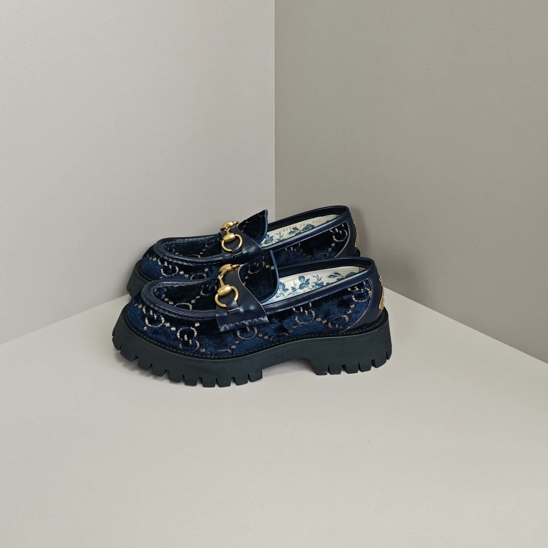 Gucci Gucci Velvet Lowtop Sneakers us_8 Women Size US 8 / IT 38 - 1 Thumbnail