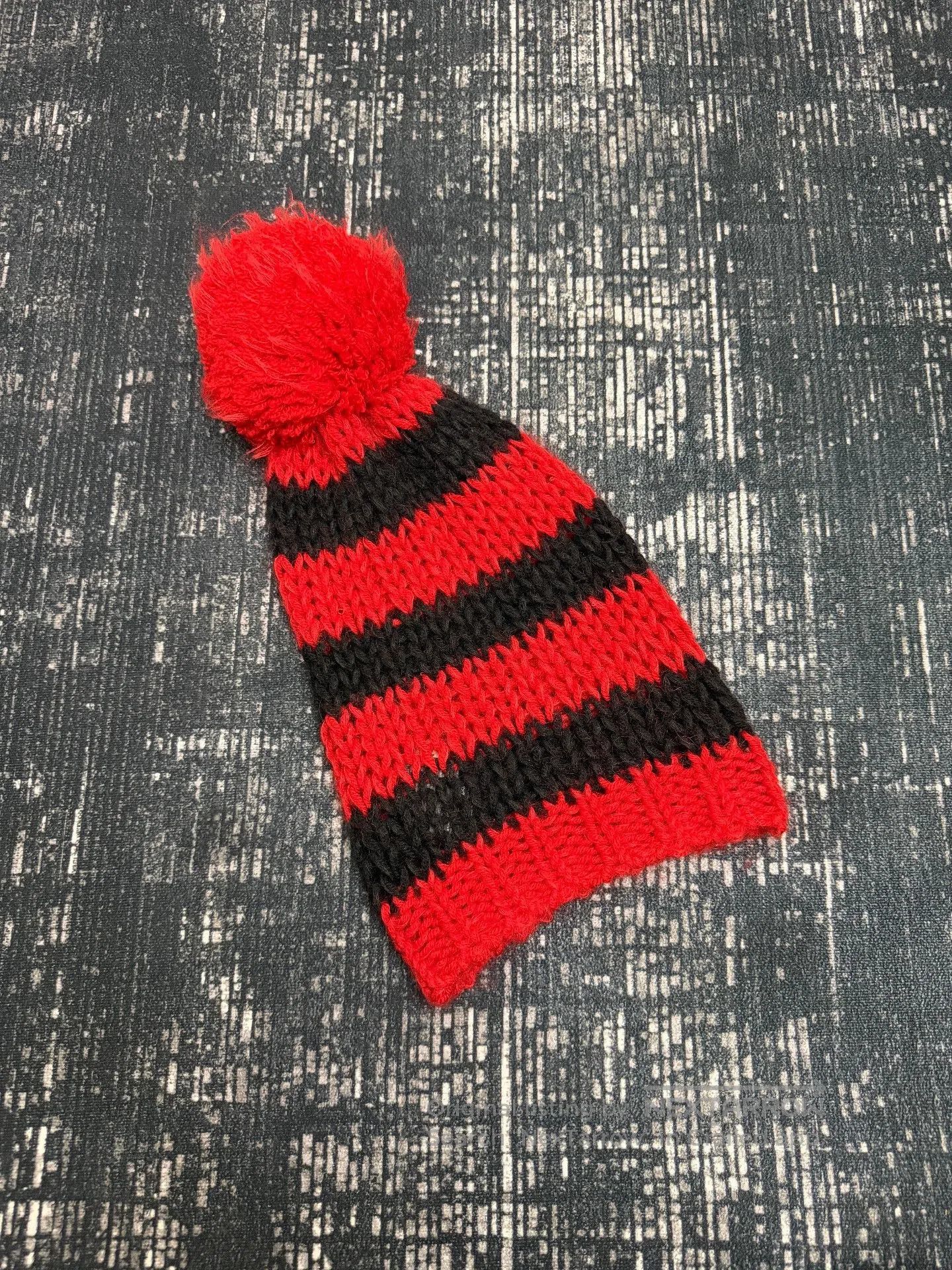Yves Saint Laurent Saint Laurent Red Black Knit Hat. Size ONE SIZE - 1 Thumbnail