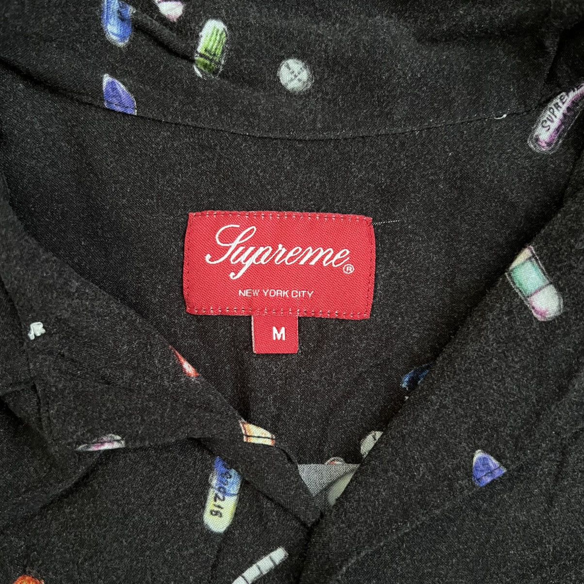 Supreme Supreme SS17 pills button up Size US M / EU 48-50 / 2 - 2 Thumbnail