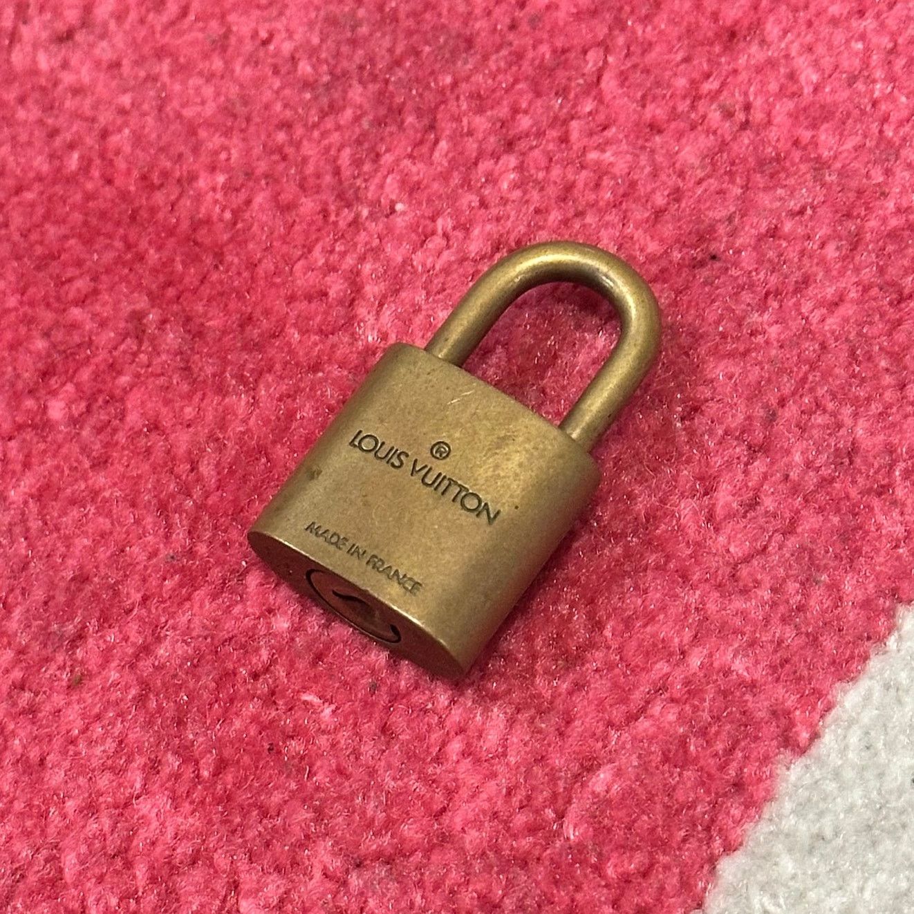 & Other Stories Louis Vuitton Brass Lock – No Key Size ONE SIZE - 3 Thumbnail