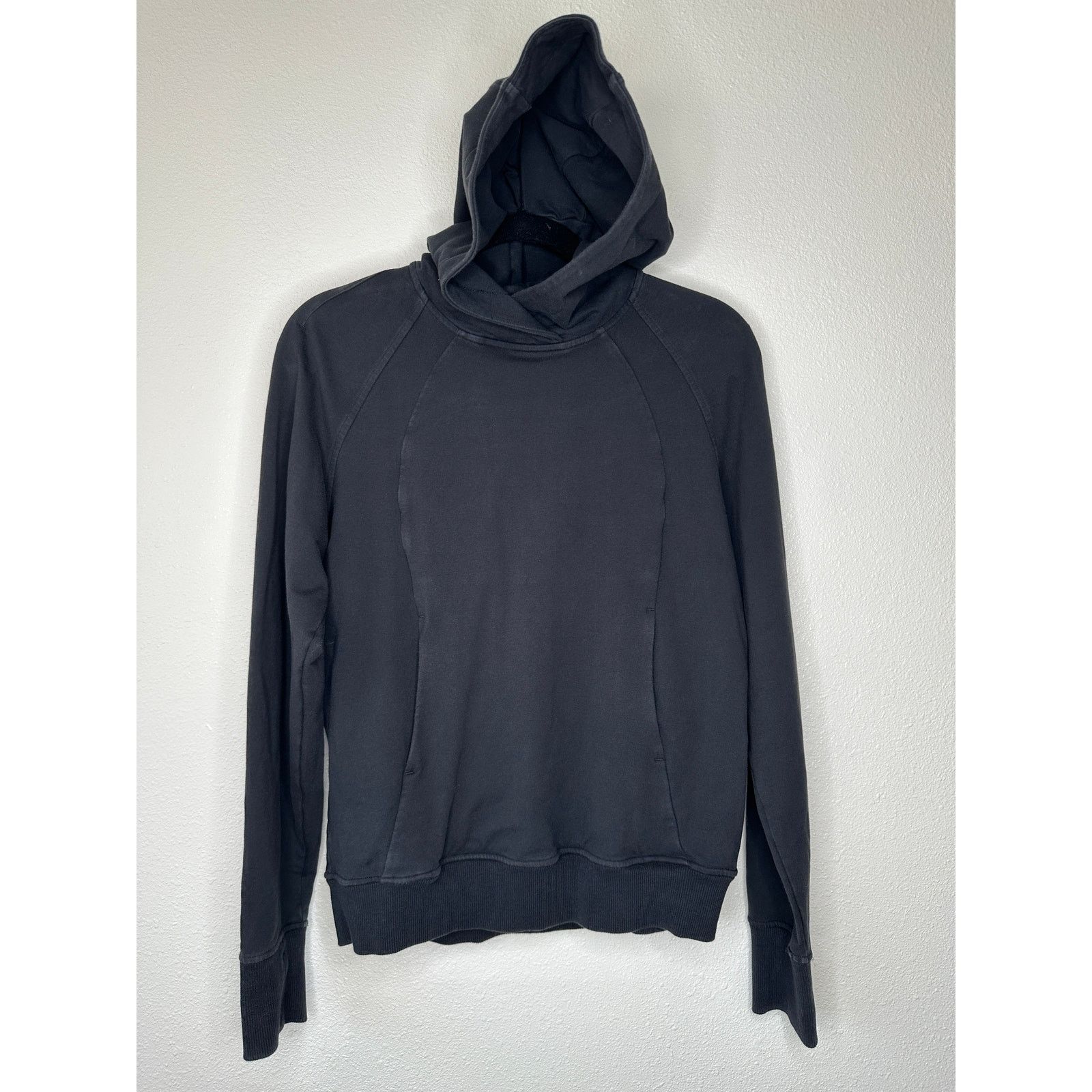 Lululemon Lululemon Black Long Sleeve Pullover Front Pocket Hoodie 4 Size S / US 4 / IT 40 - 2 Thumbnail