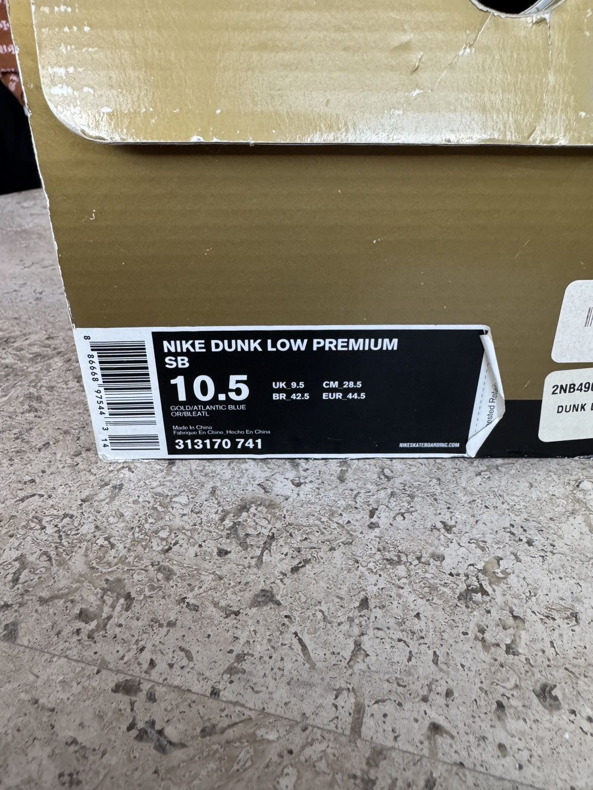 Nike SB Nike SB Dunk Low Newcastle Brown Ale Size US 10.5 / EU 43-44 - 19 Thumbnail
