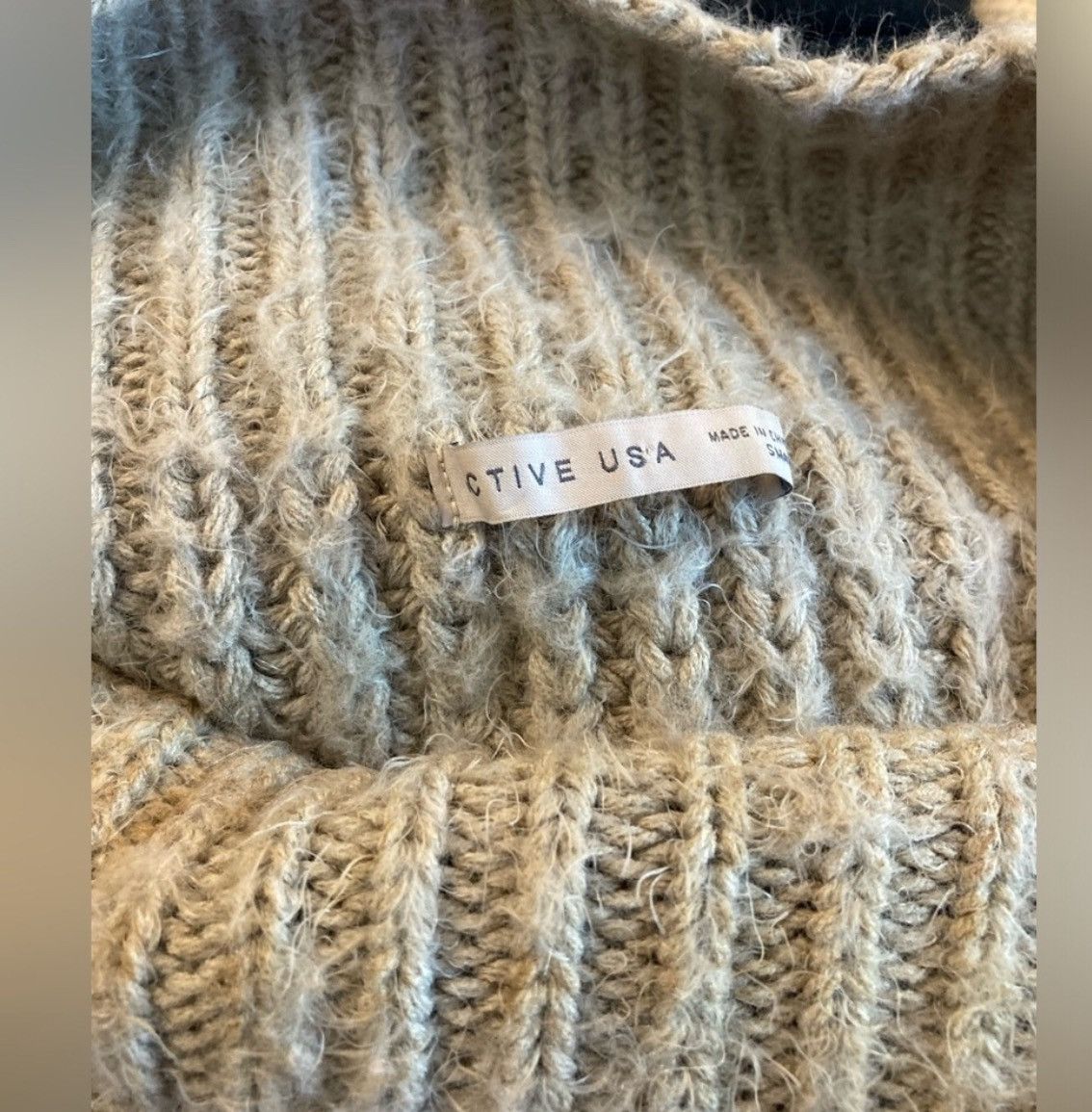 Designer × Other NWOT, Active USA Women’s Grey Off Shoulder Sweater. Size S / US 4 / IT 40 - 4 Thumbnail