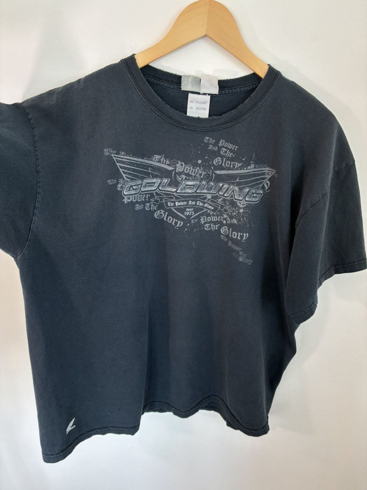 Vintage Honda Goldwing Thrashed Out Sun Faded Motorcycle Tee Size US XL / EU 56 / 4 - 1 Thumbnail