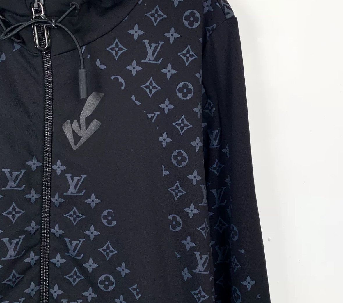 Louis Vuitton Louis Vuitton LV black print and warm zipper hooded jacket Size US L / EU 52-54 / 3 - 4 Thumbnail