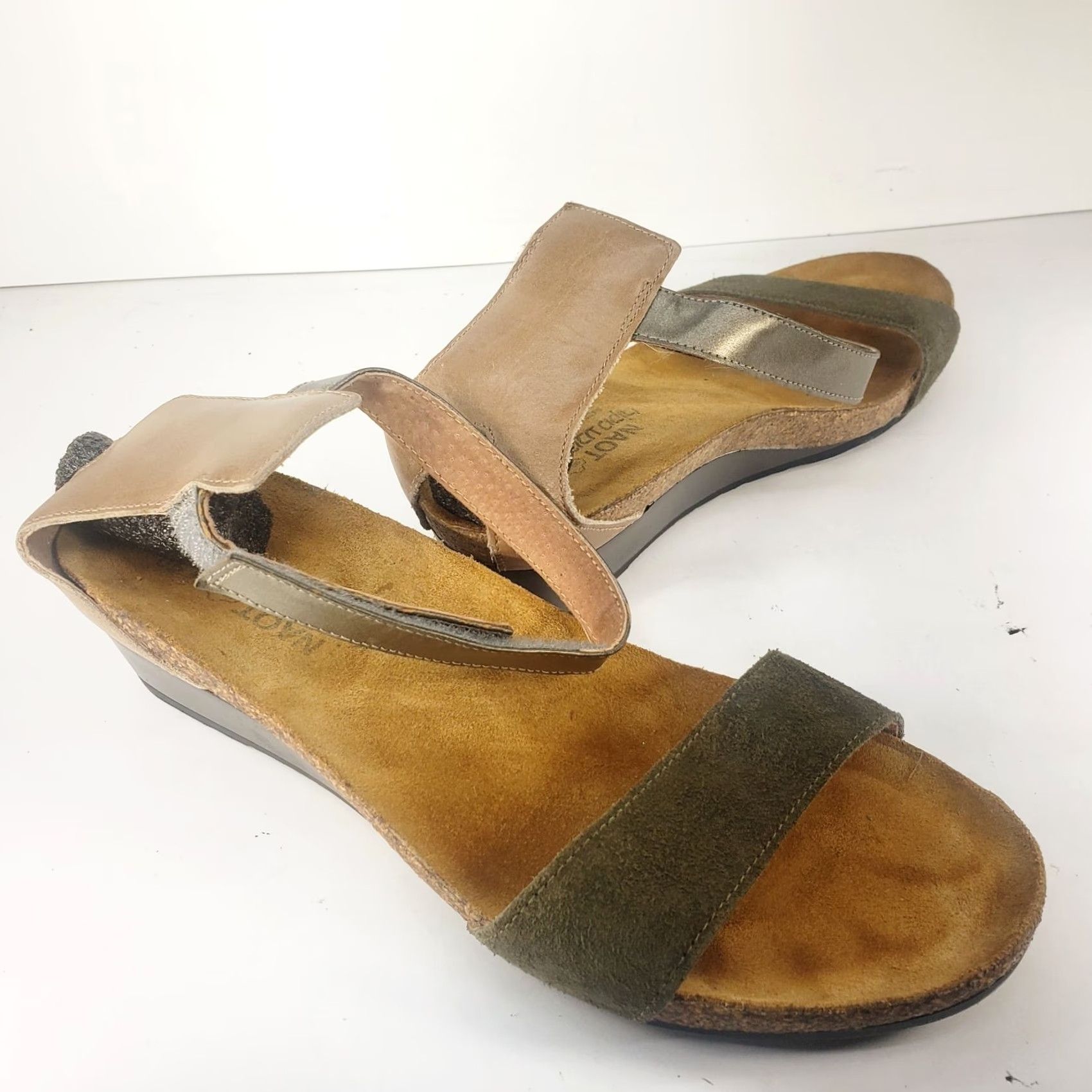 Vintage Naot Sandal Pixie Green Beige Silver Metallic Ankle Strap Slingback Wedge 9M Adult Womens Size US 9 / IT 39 - 4 Thumbnail