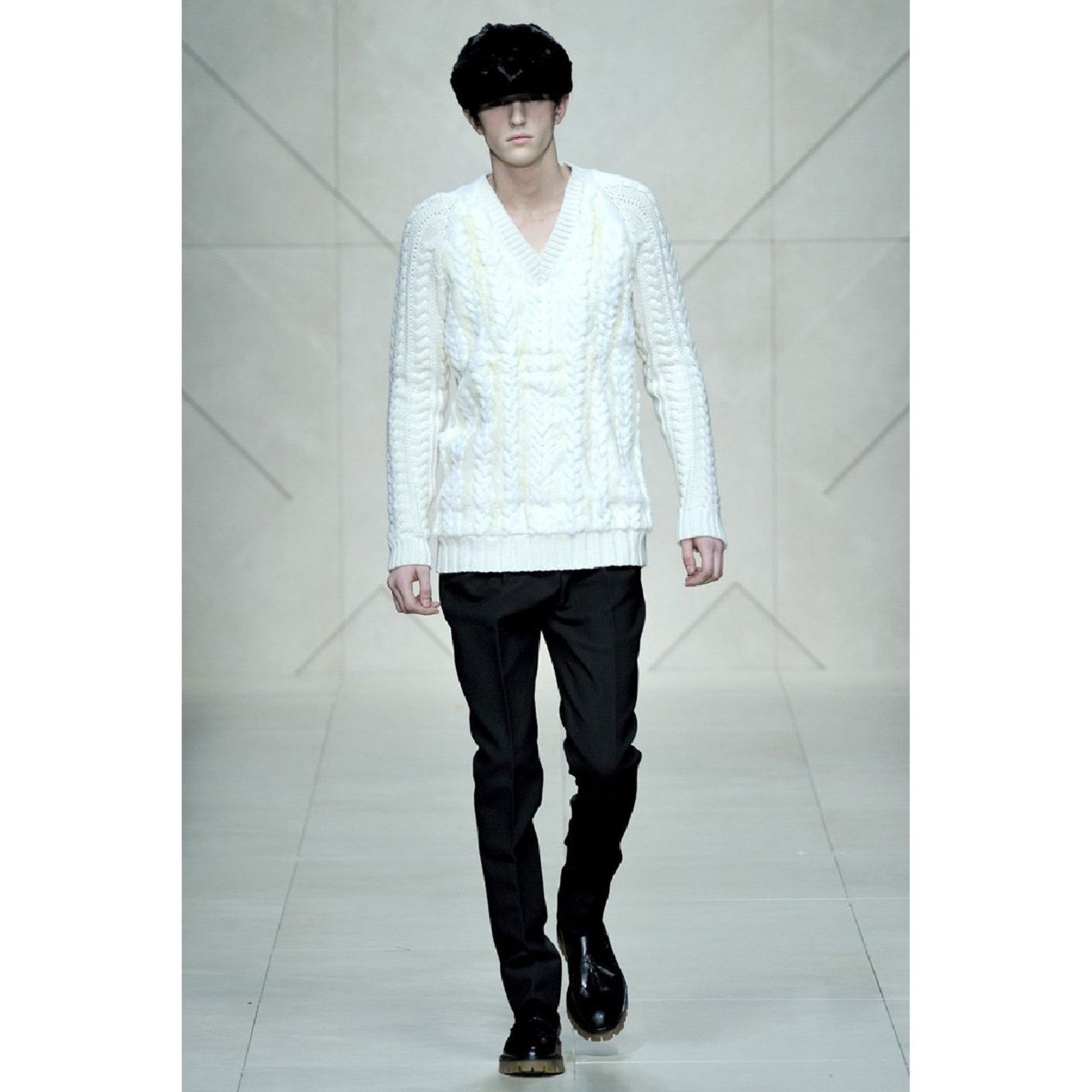 Burberry Prorsum XL Cream Cable Knit Wool / Cashmere V-Neck Sweater Size US XL / EU 56 / 4 - 7 Thumbnail