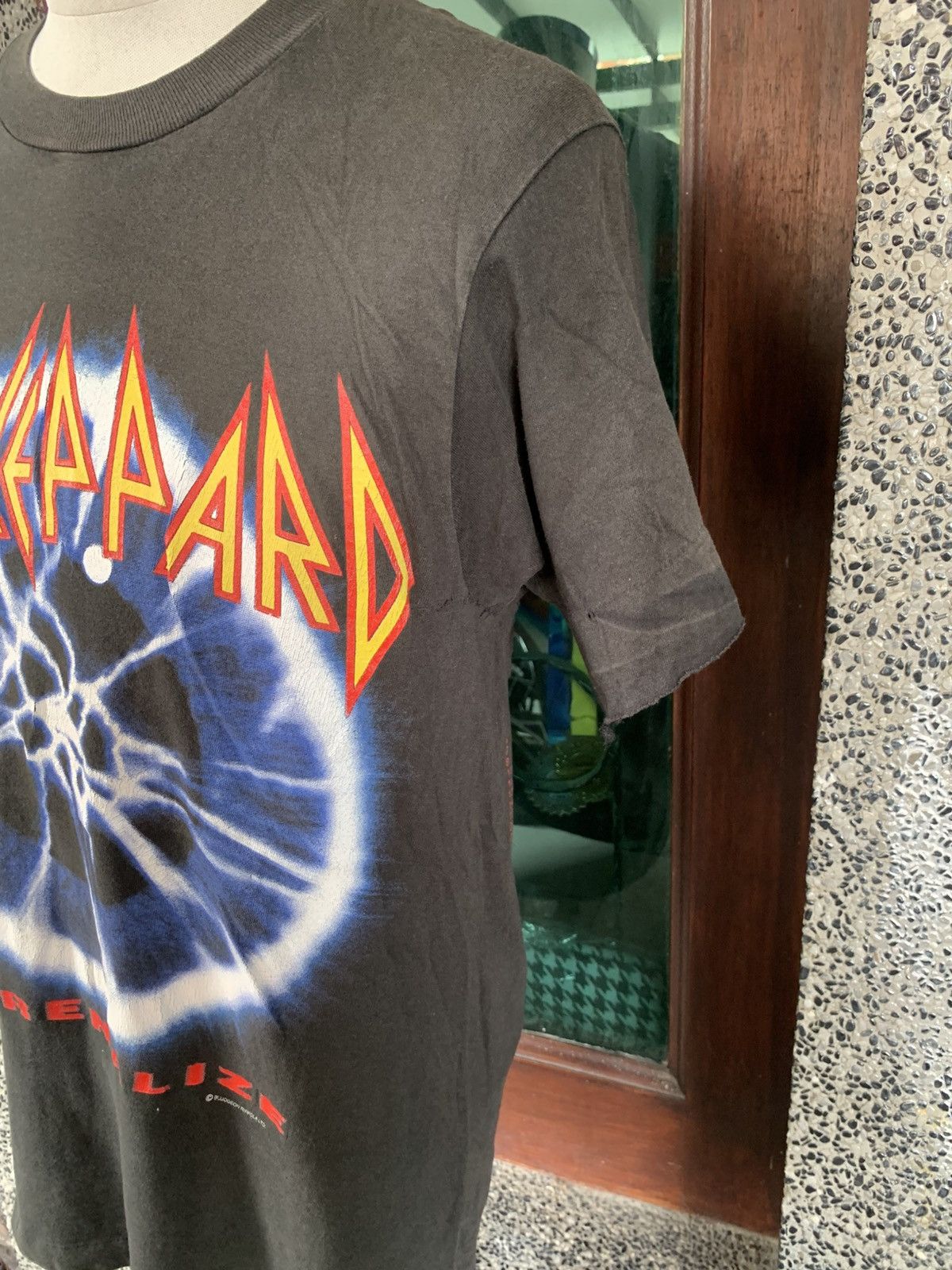Band Tees × Def Leppard × Vintage Vintage 90s Def Leppard Adrenalize Tour Band Distressed Tees Size US M / EU 48-50 / 2 - 4 Thumbnail