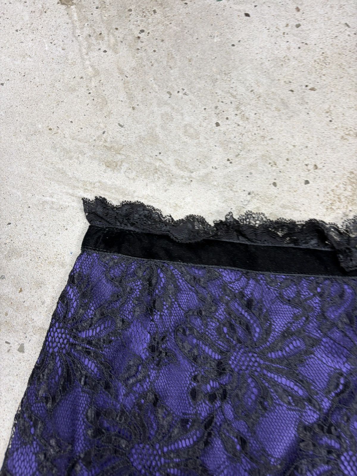 Dolce & Gabbana Vintage 2000s Dolce & Gabbana Lace Purple Skirt Velvet Trims Size 28" / US 6 / IT 42 - 7 Thumbnail