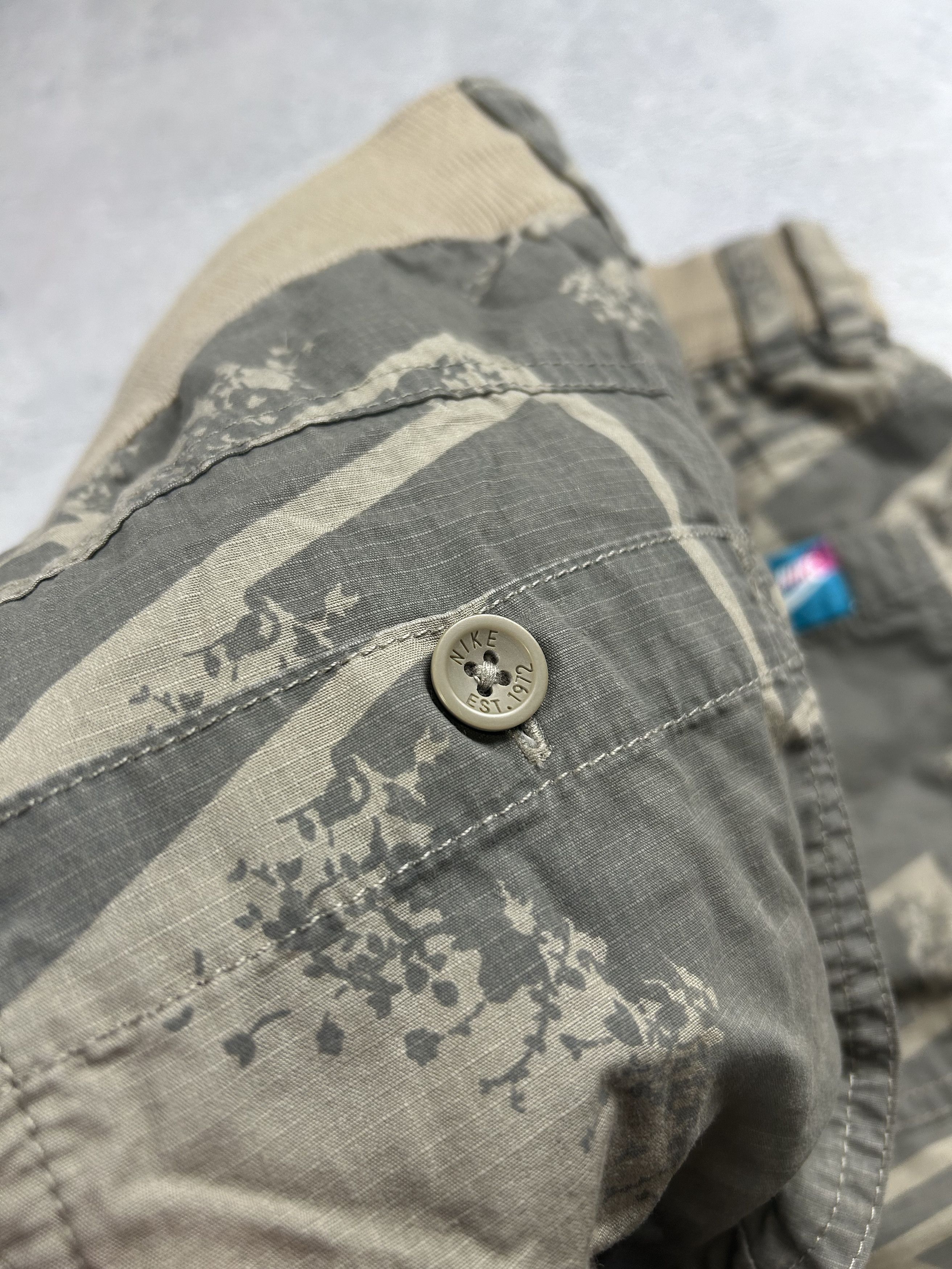 Nike × Nike ACG × Vintage Vintage Nike Cargo shorts Parachute Gold swoosh Baggy y2k Size US 32 / EU 48 - 15 Thumbnail
